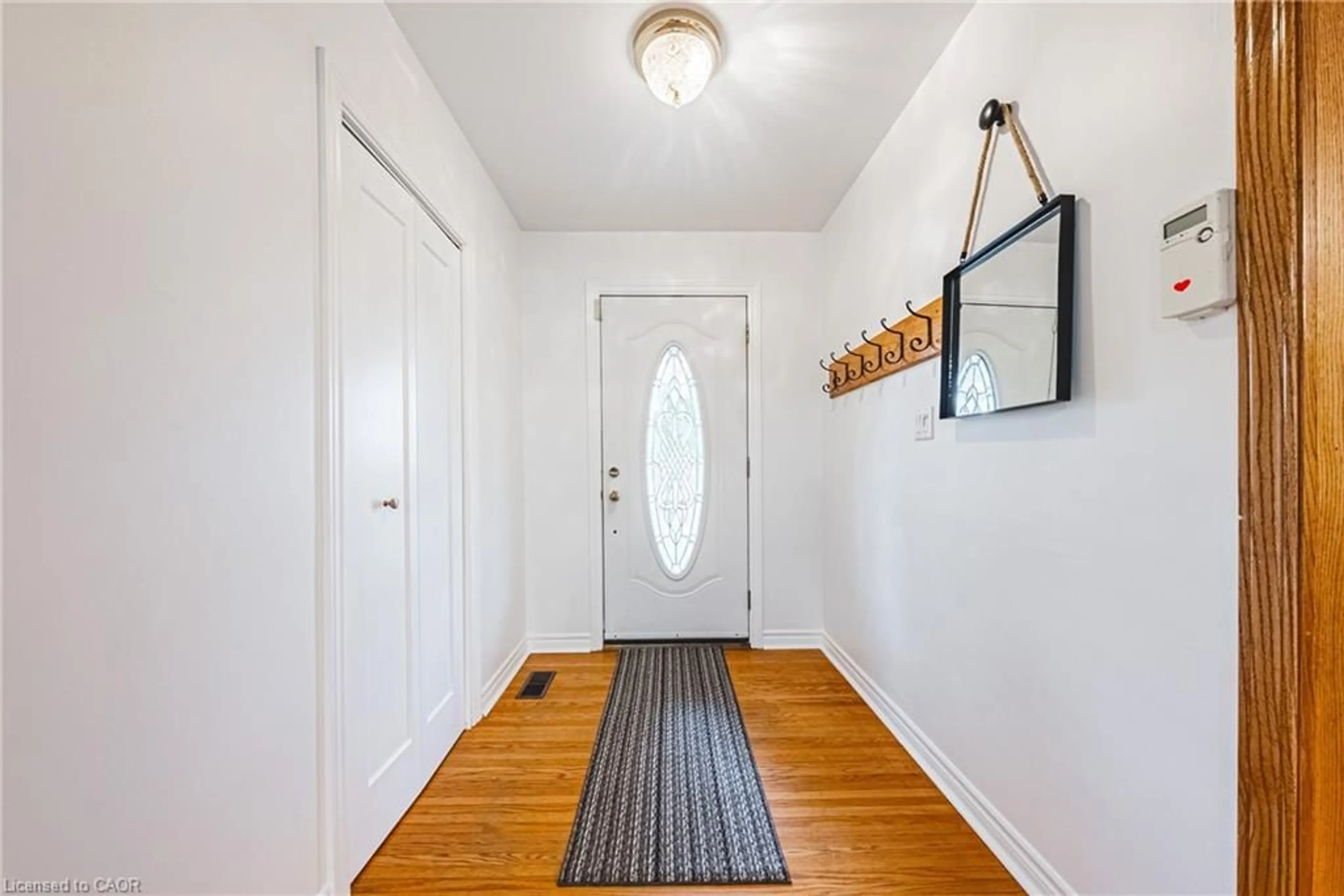 Indoor entryway for 210 Mackenzie Cres, Caledonia Ontario N3W 1A7