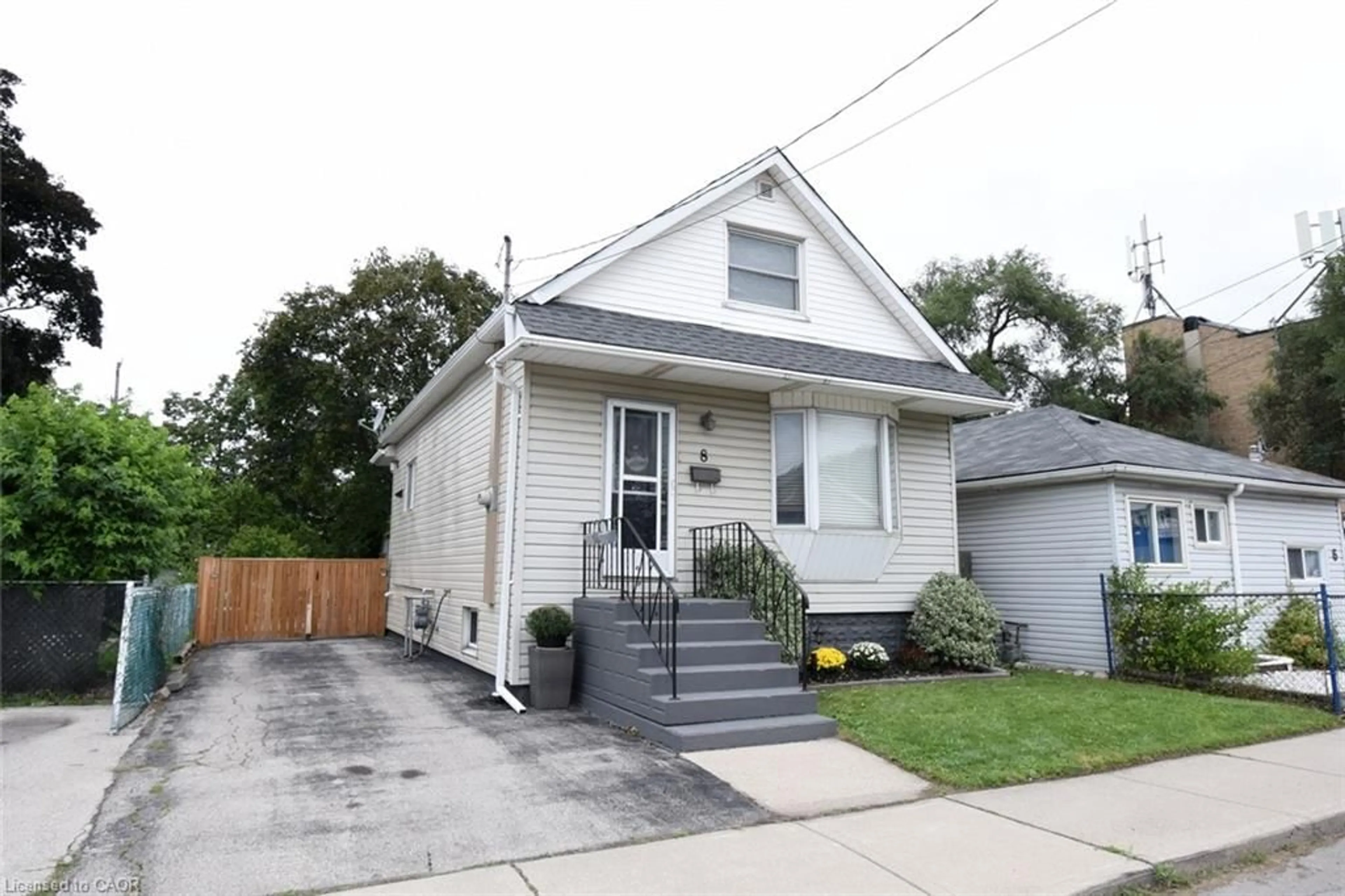 Home with vinyl exterior material, street for 8 East 31st St, Hamilton Ontario L8V 3N7