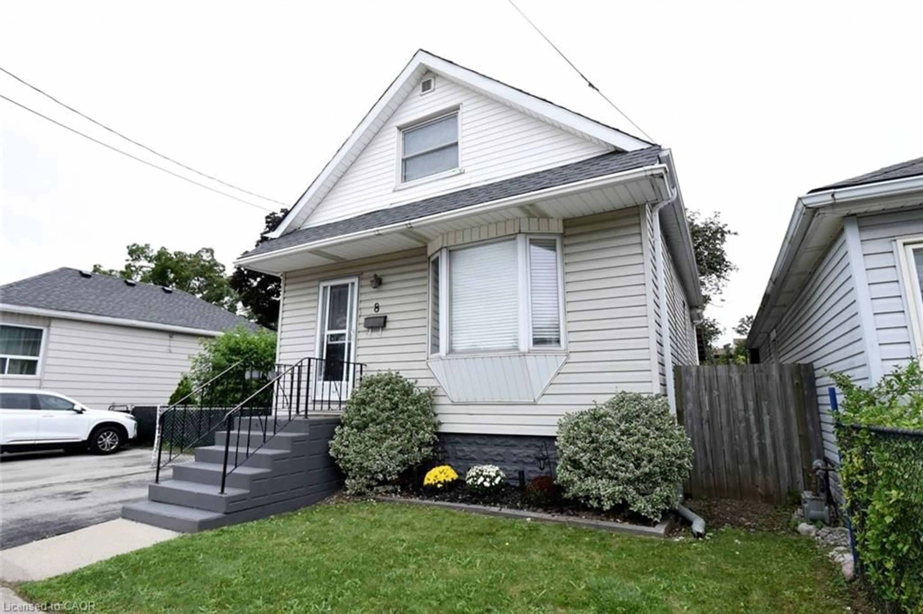 Home with vinyl exterior material, street for 8 East 31st St, Hamilton Ontario L8V 3N7