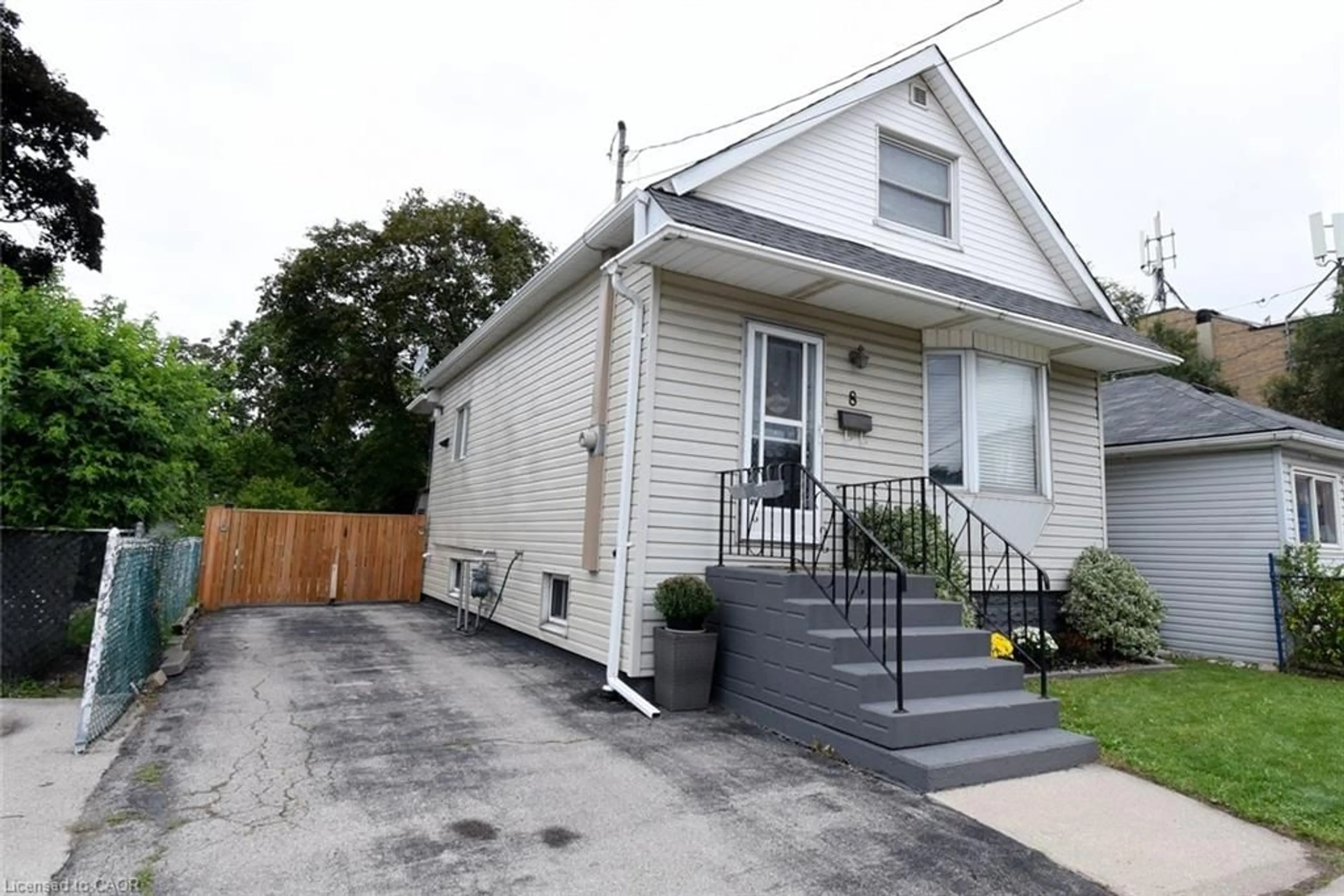 Unknown for 8 East 31st St, Hamilton Ontario L8V 3N7