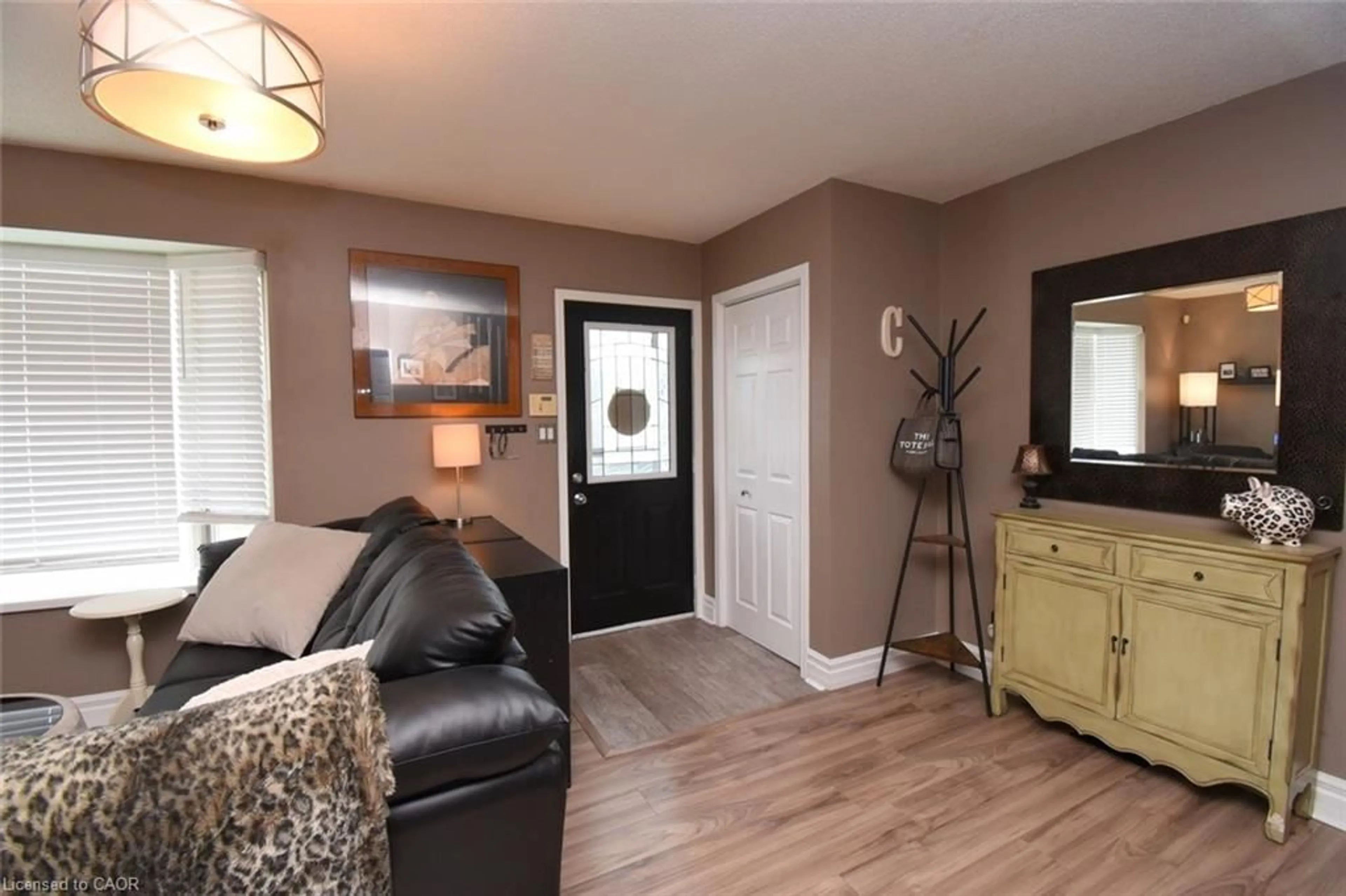 Indoor entryway for 8 East 31st St, Hamilton Ontario L8V 3N7
