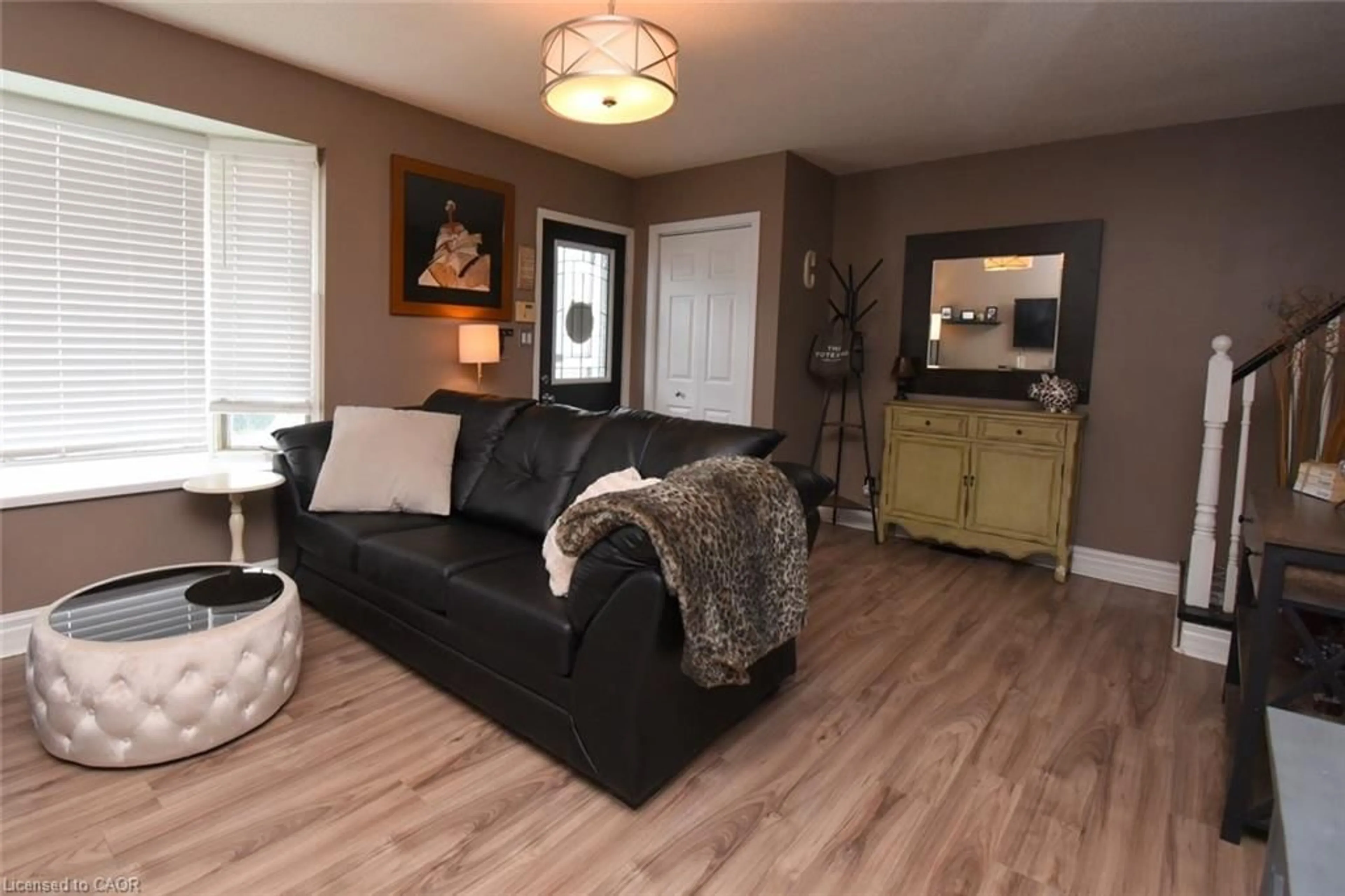 Living room with furniture, wood/laminate floor for 8 East 31st St, Hamilton Ontario L8V 3N7