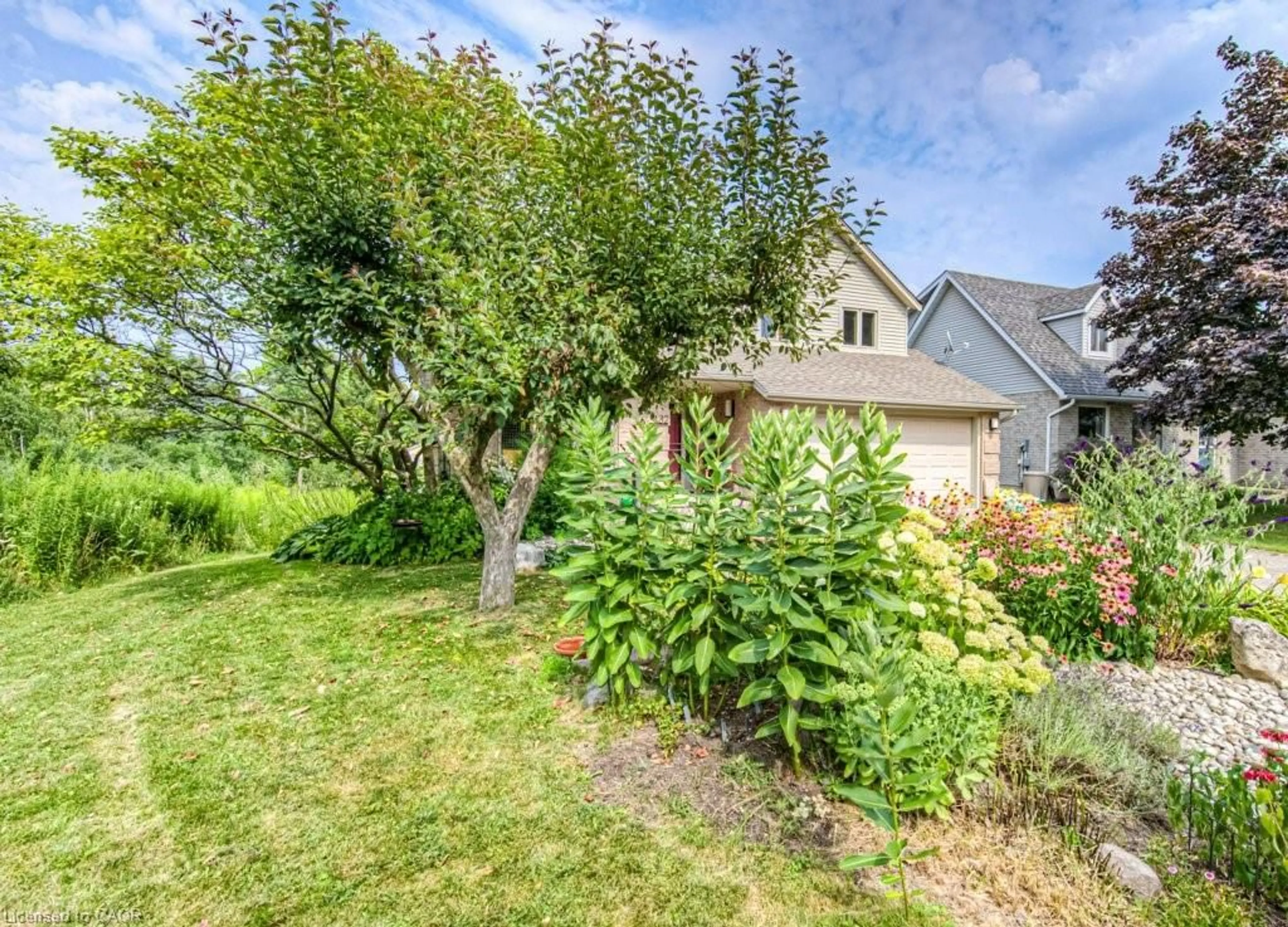 A pic from outside/outdoor area/front of a property/back of a property/a pic from drone, street for 482 Appledale Cres, Waterloo Ontario N2T 1V6