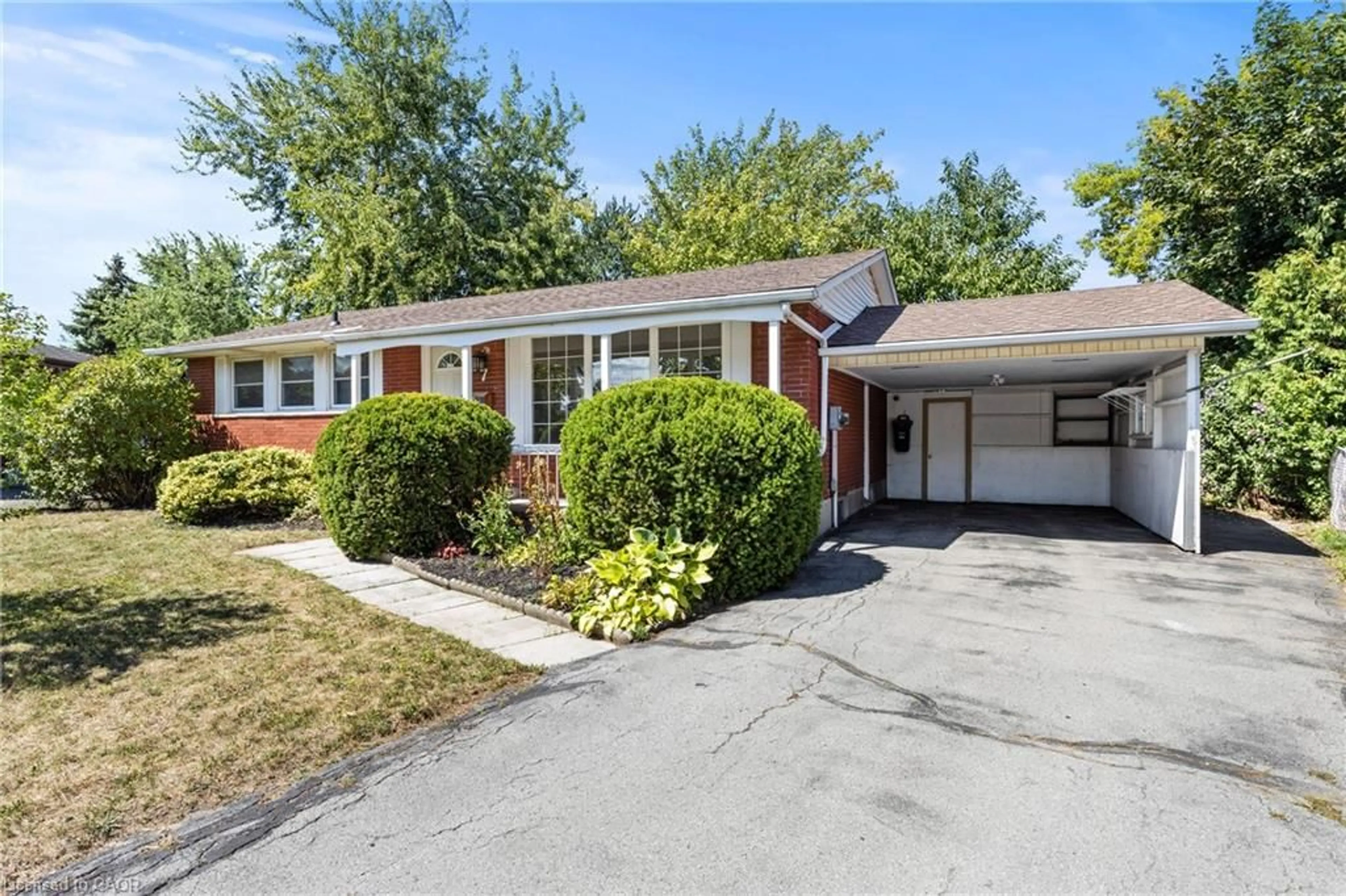 Home with brick exterior material, street for 7 Chelmsford Crt, St. Catharines Ontario L2M 6H4