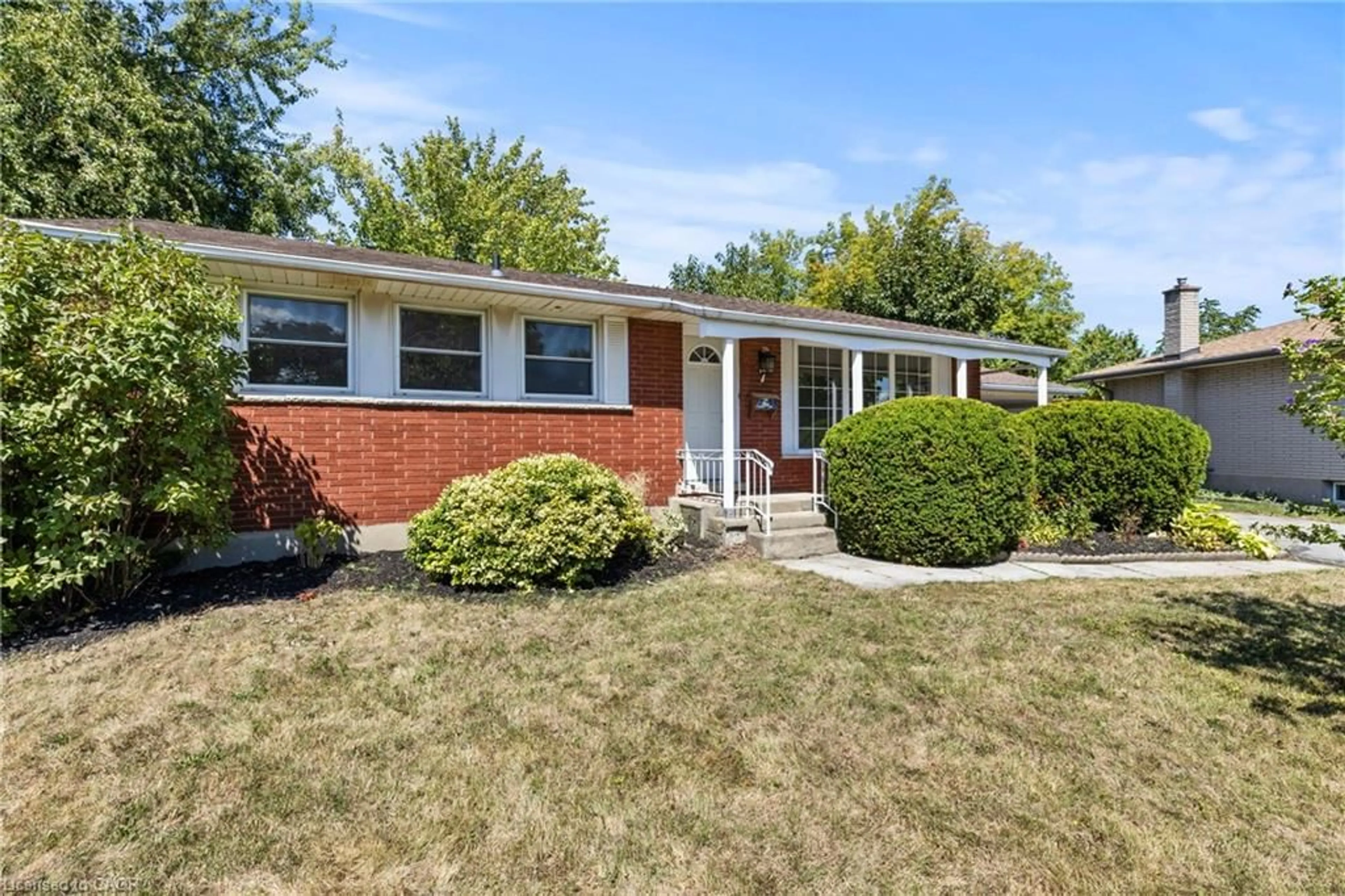 Home with brick exterior material, street for 7 Chelmsford Crt, St. Catharines Ontario L2M 6H4