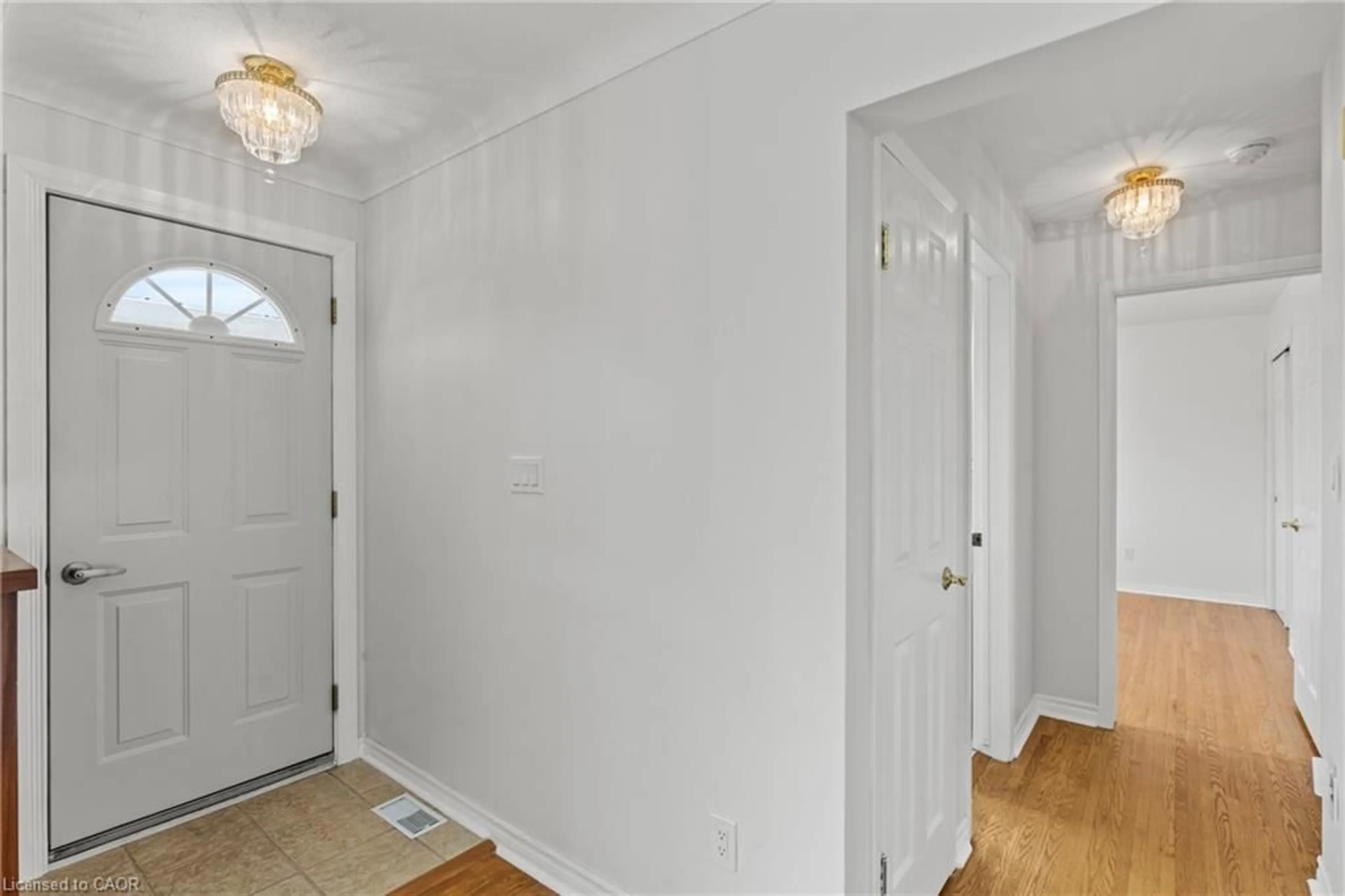 Indoor entryway for 7 Chelmsford Crt, St. Catharines Ontario L2M 6H4