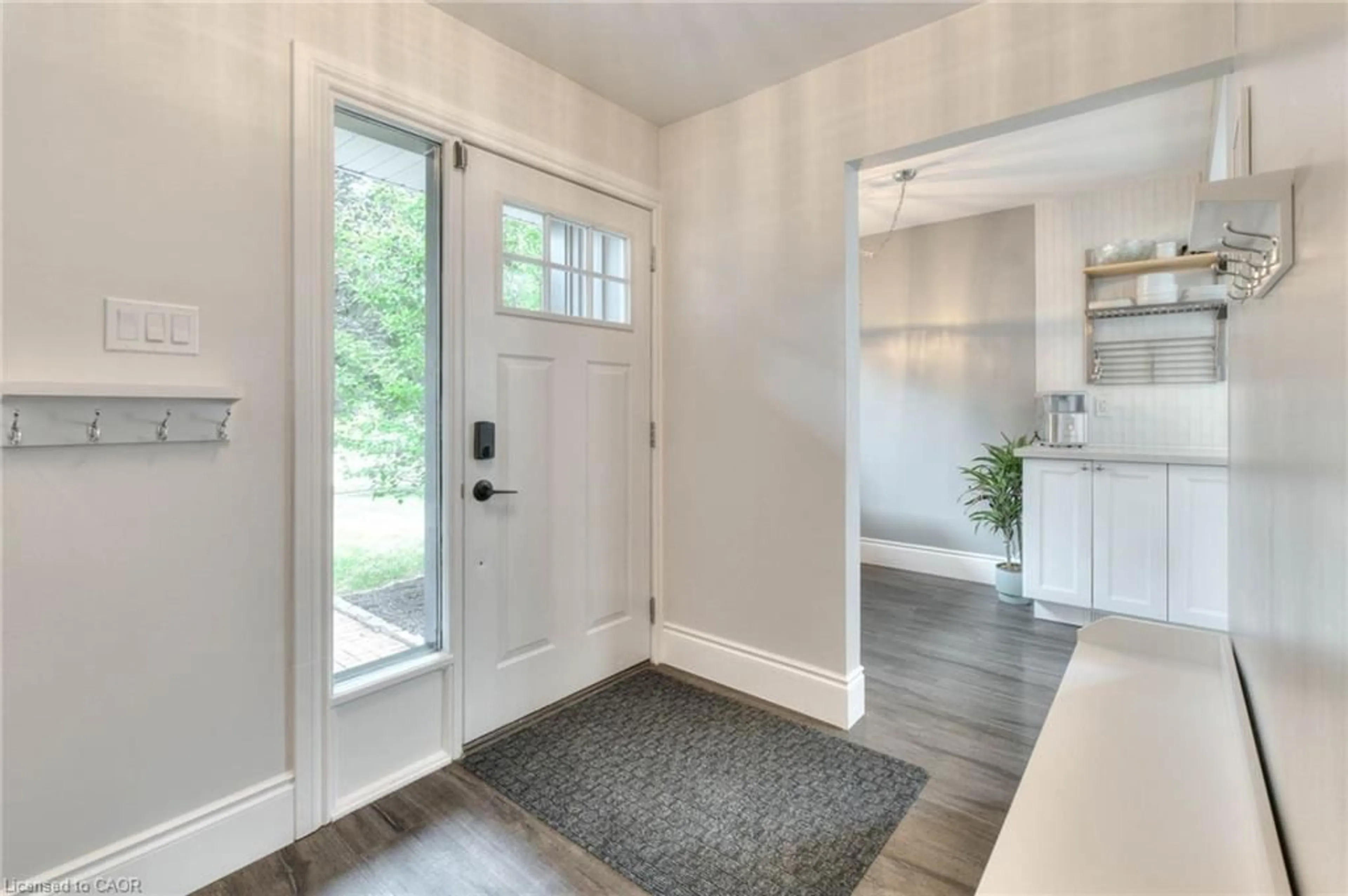 Indoor entryway for 108 Brantwood Park Rd, Brantford Ontario N3P 1G2