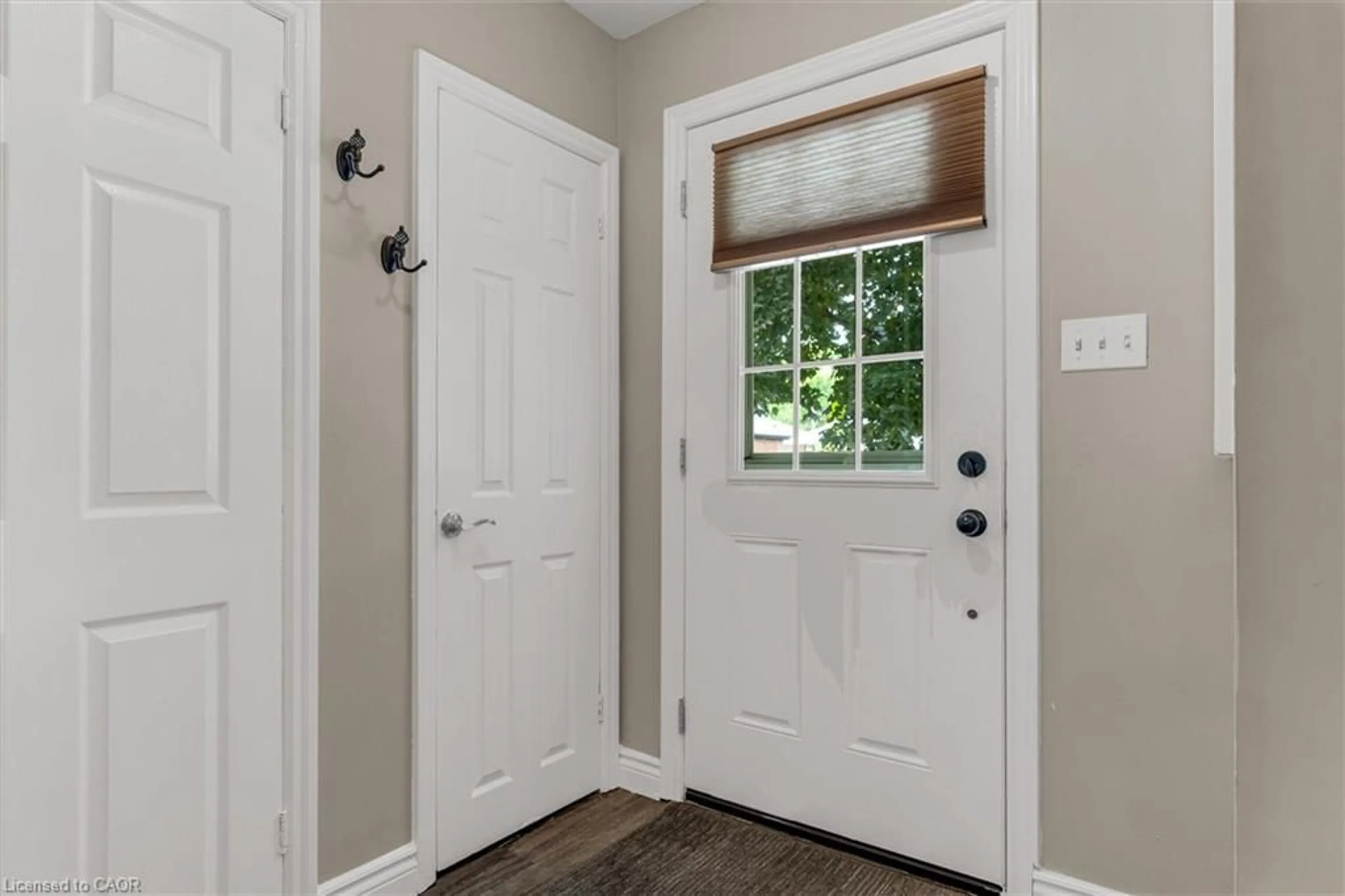 Indoor entryway for 331 East 42nd St, Hamilton Ontario L8T 3A6