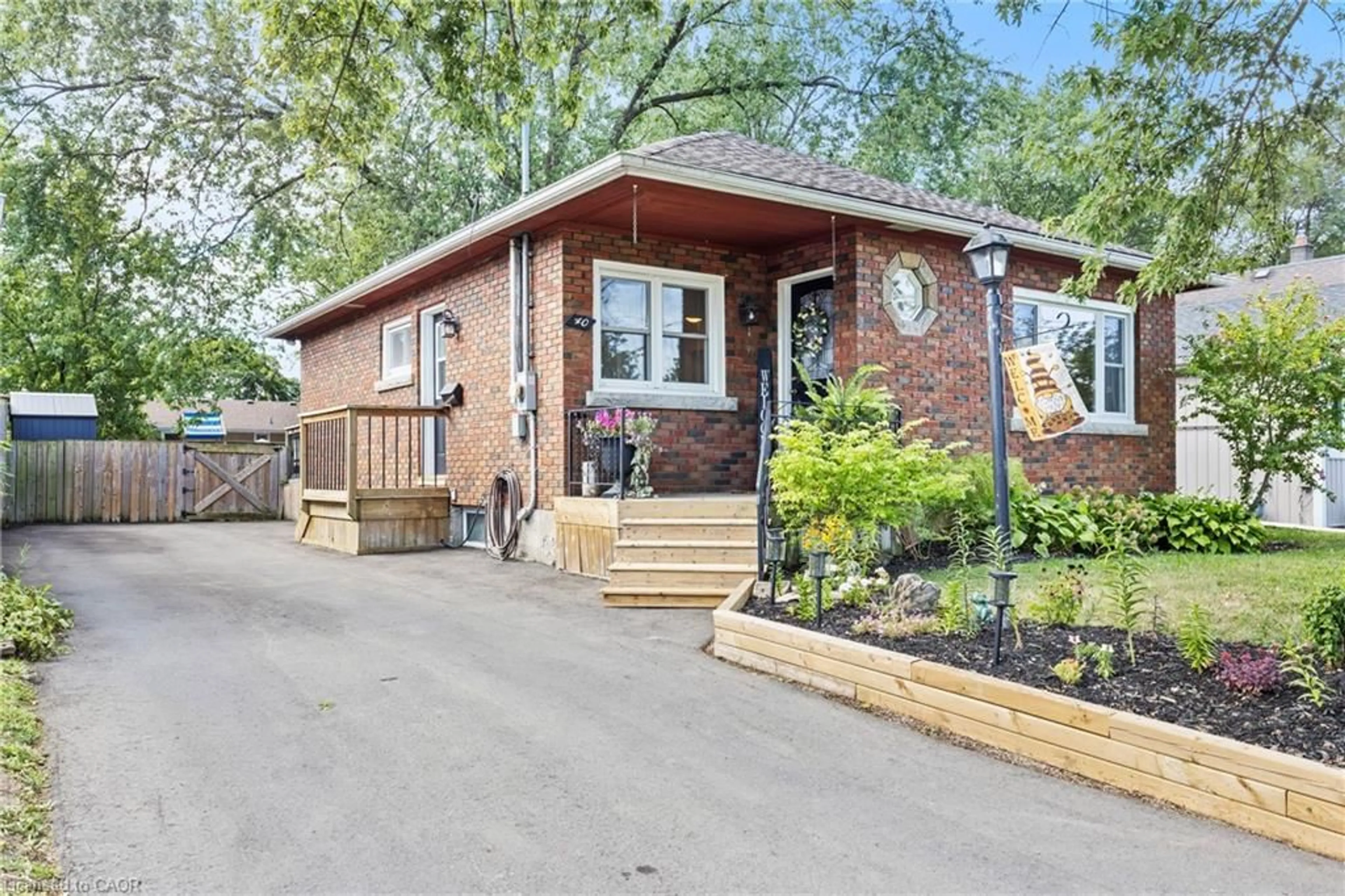 Home with brick exterior material, street for 40 Alexandra Blvd, St. Catharines Ontario L2P 1J9