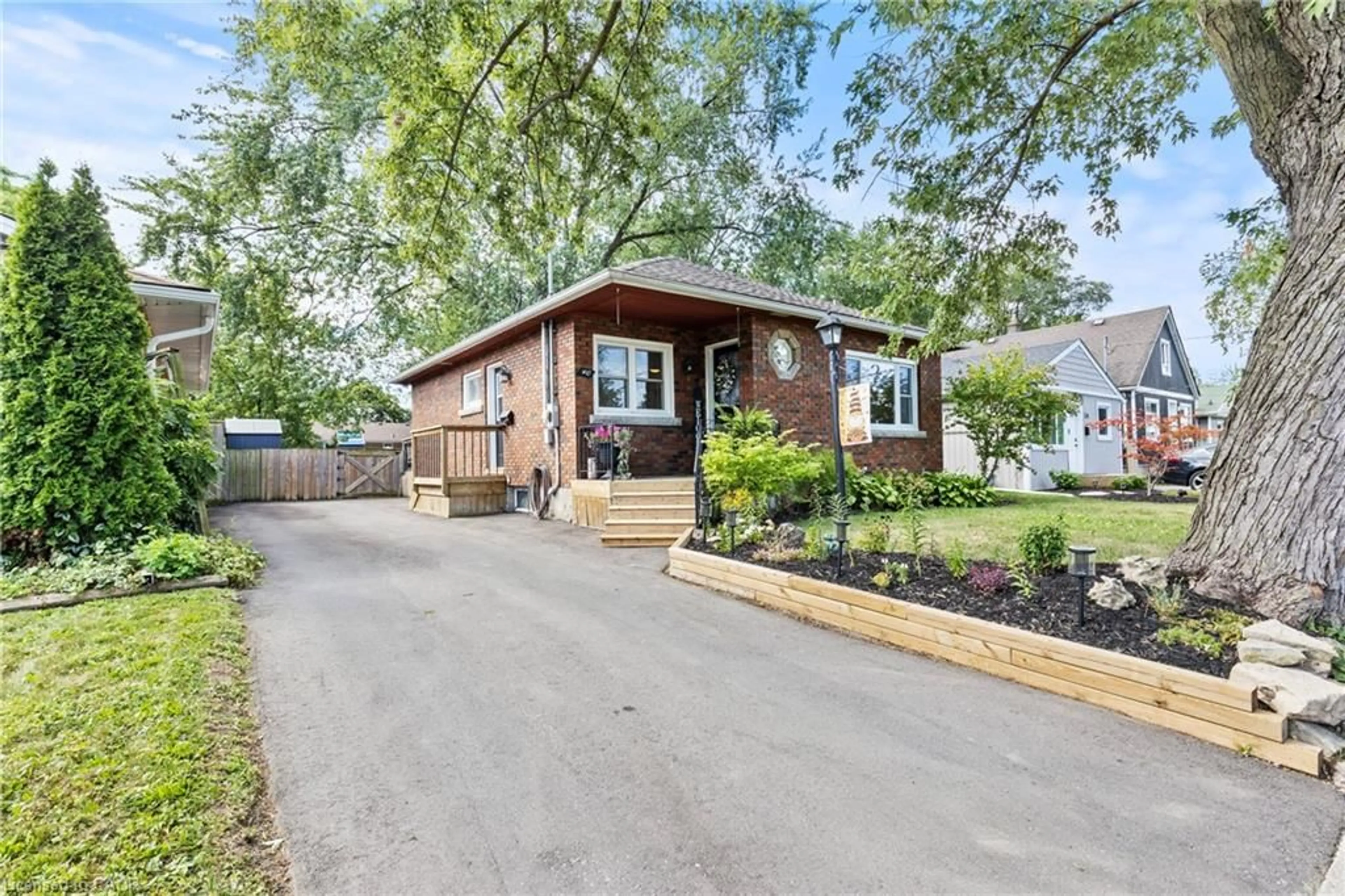Home with brick exterior material, street for 40 Alexandra Blvd, St. Catharines Ontario L2P 1J9