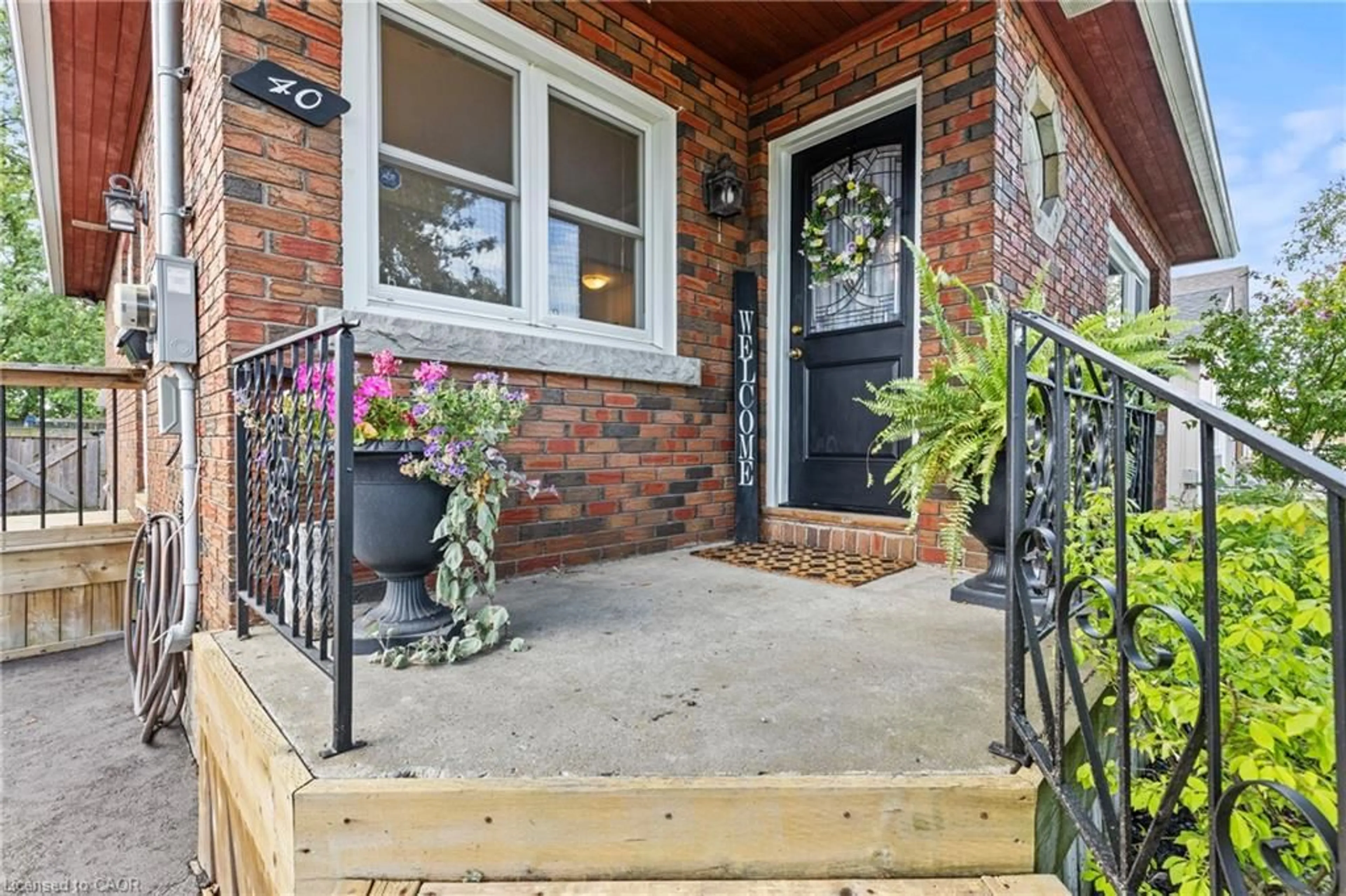 Indoor entryway for 40 Alexandra Blvd, St. Catharines Ontario L2P 1J9