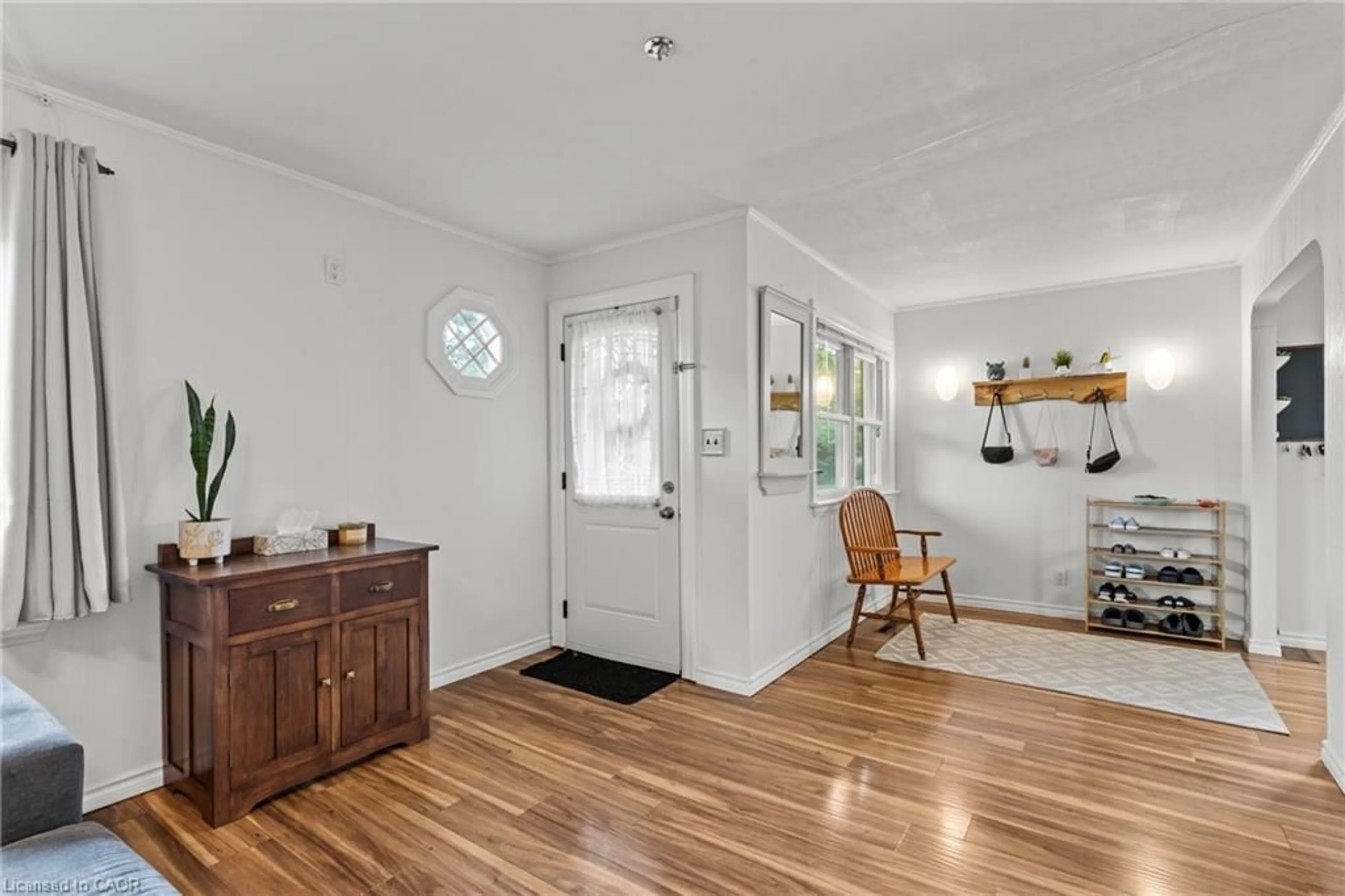Indoor entryway for 40 Alexandra Blvd, St. Catharines Ontario L2P 1J9