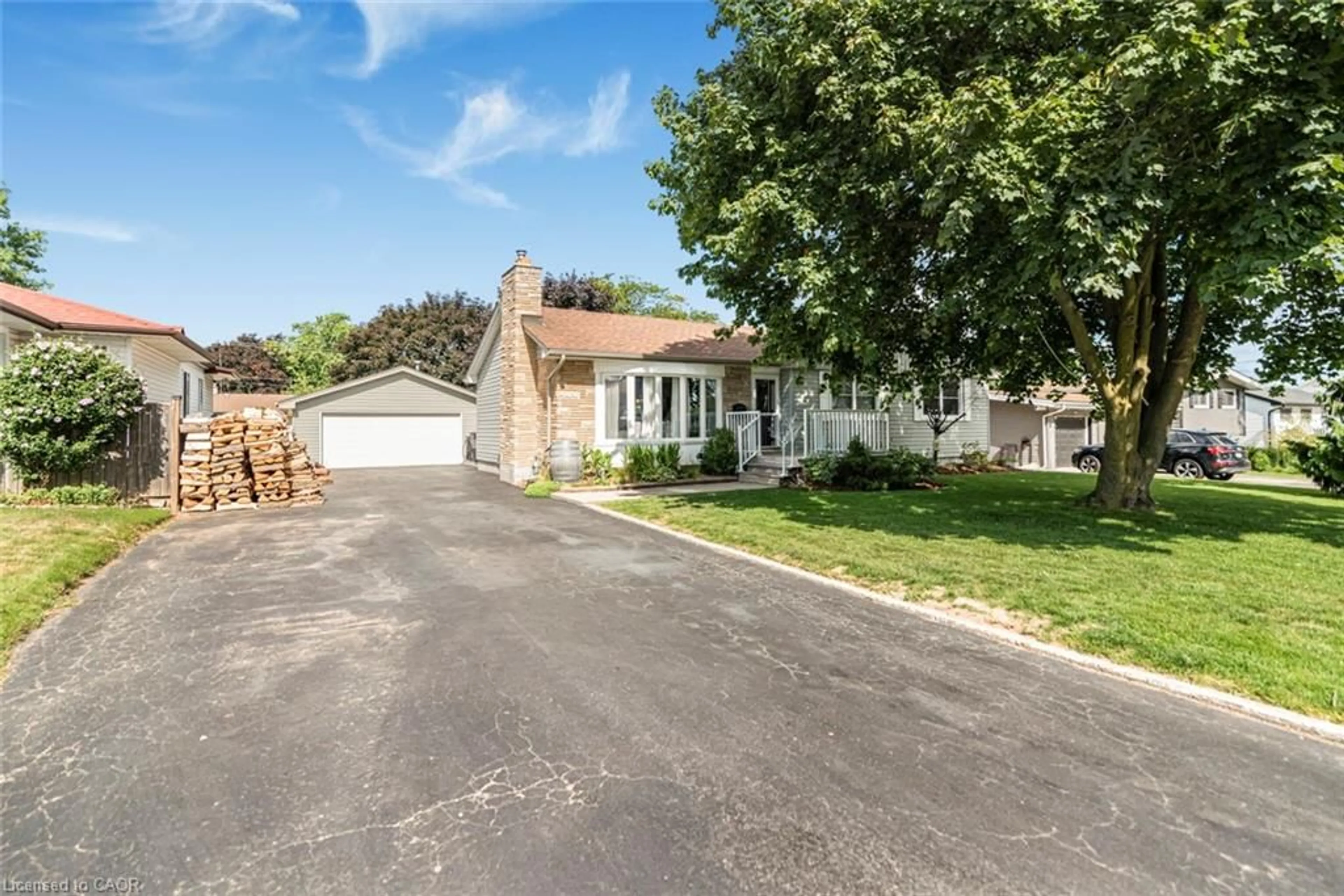 A pic from outside/outdoor area/front of a property/back of a property/a pic from drone, street for 8 Craig Blvd, Grimsby Ontario L3M 4C1