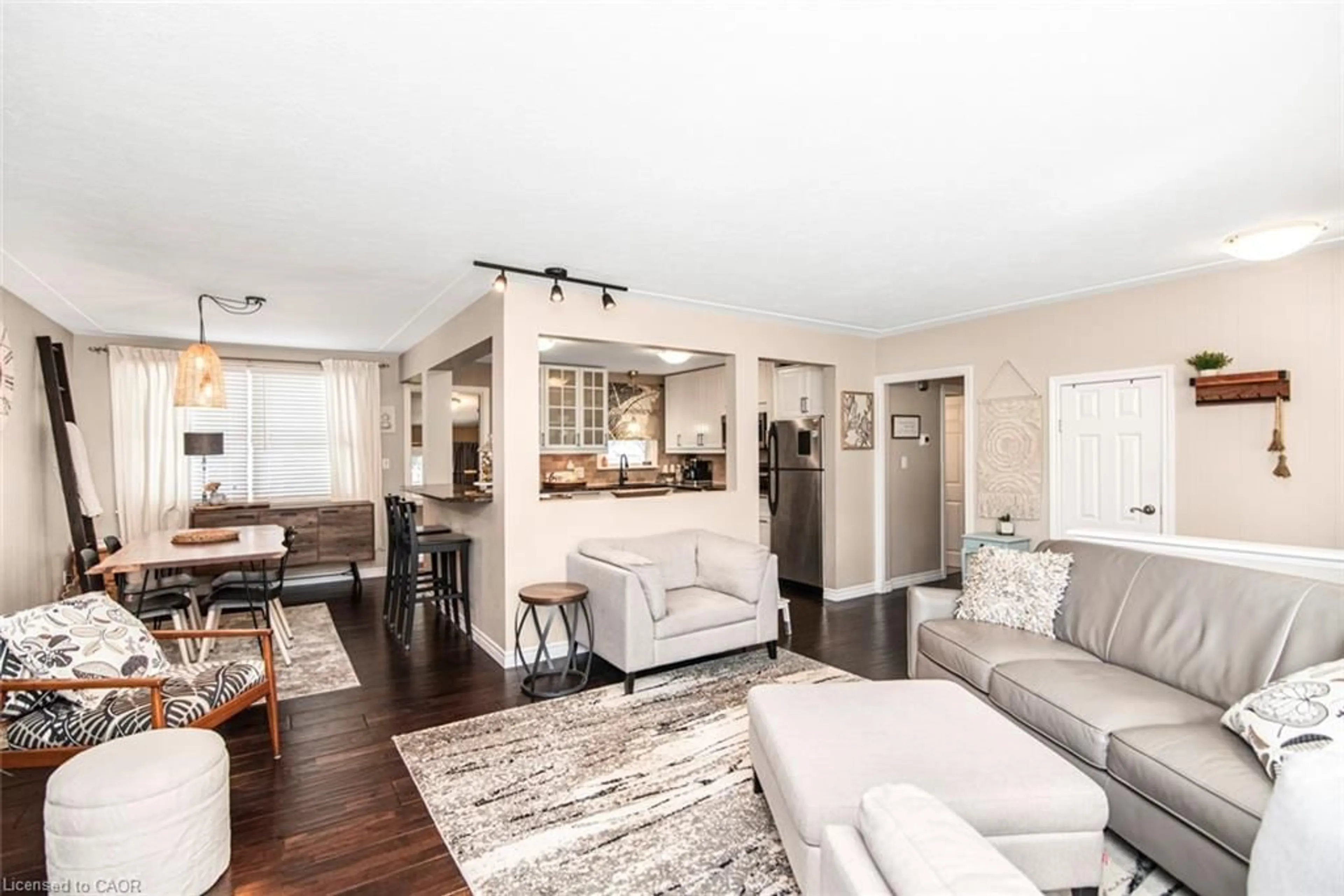 Living room with furniture, wood/laminate floor for 8 Craig Blvd, Grimsby Ontario L3M 4C1