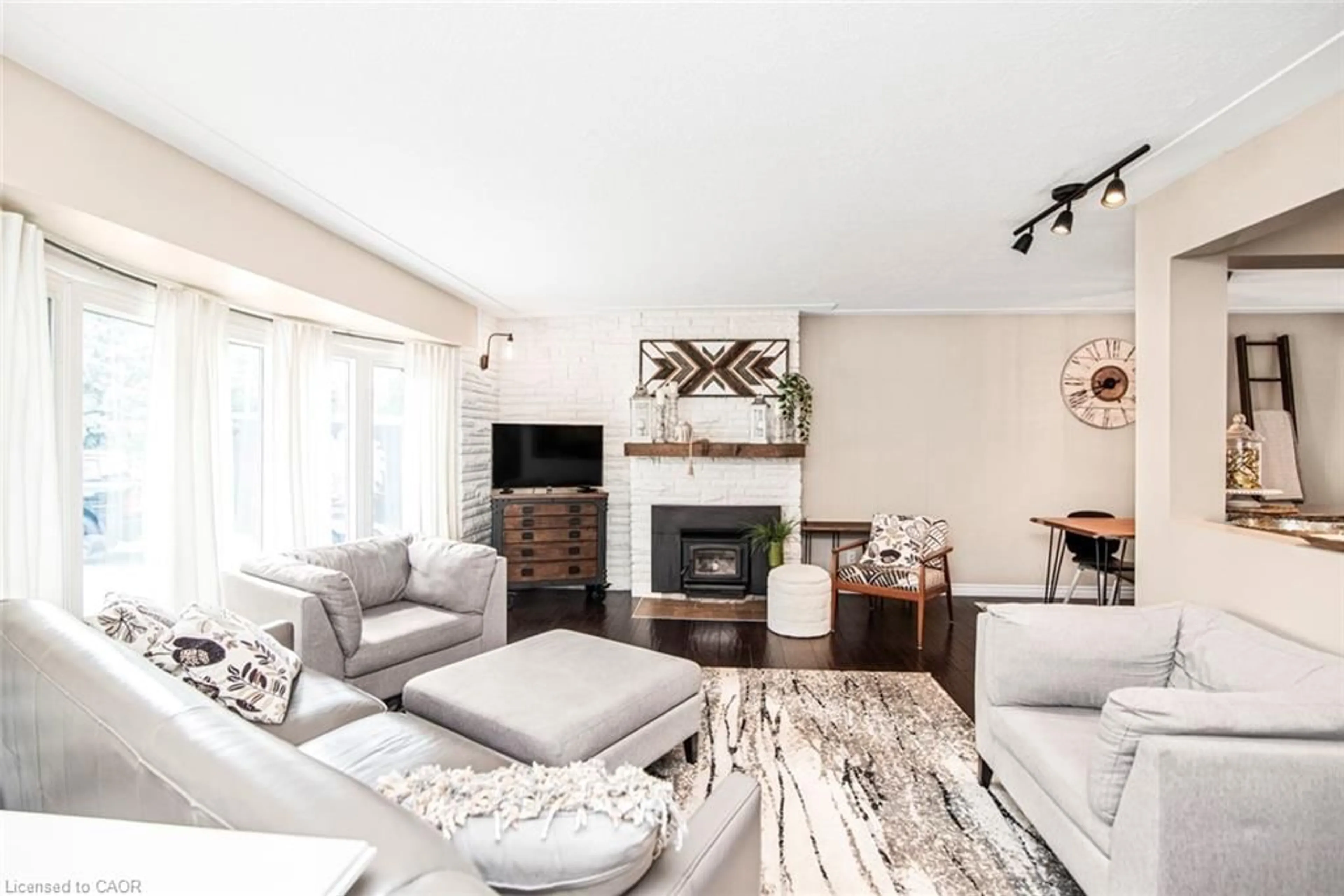 Living room with furniture, wood/laminate floor for 8 Craig Blvd, Grimsby Ontario L3M 4C1