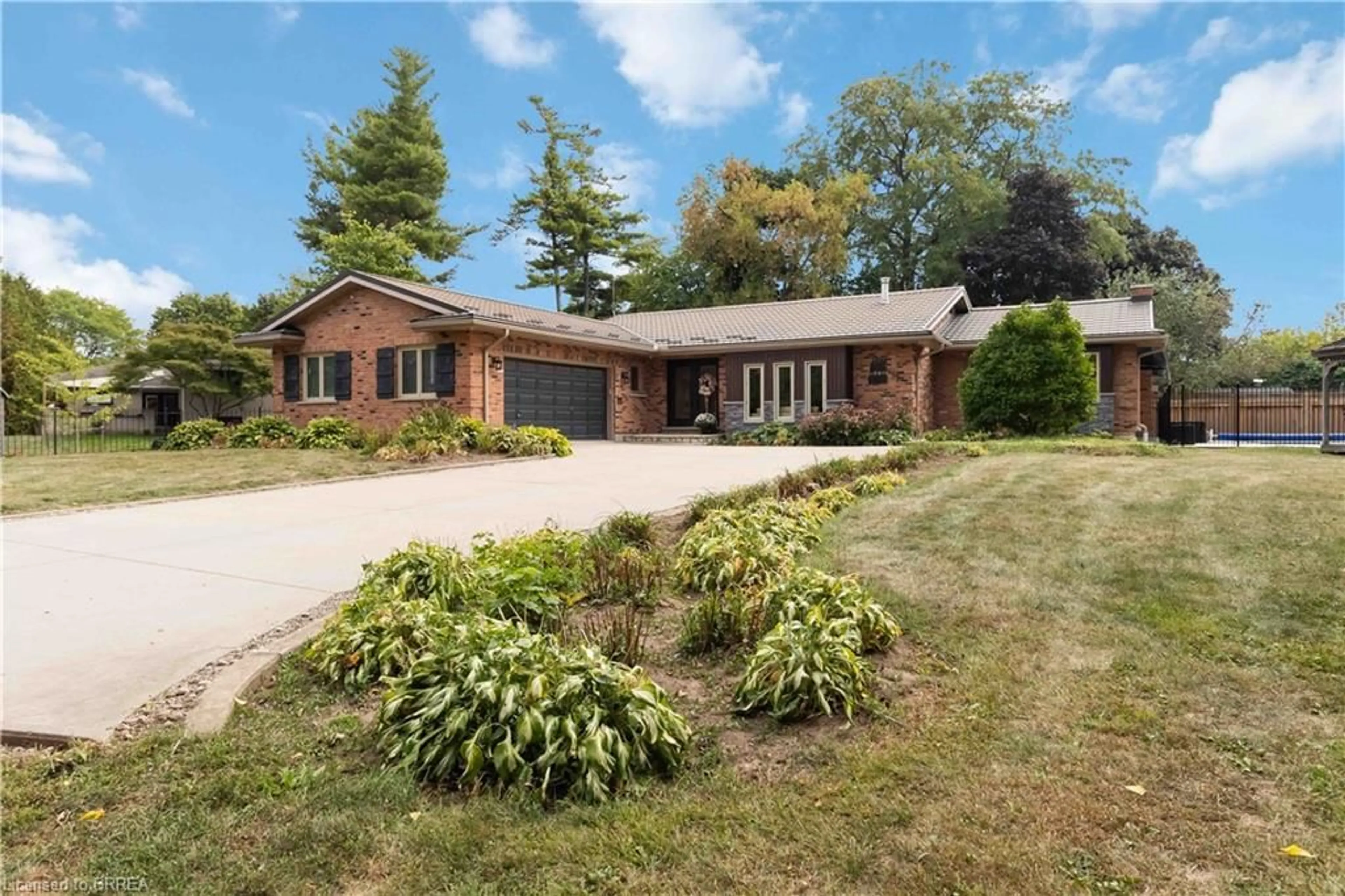 Home with brick exterior material, street for 232 Paris Rd, Brantford Ontario N3R 1J4