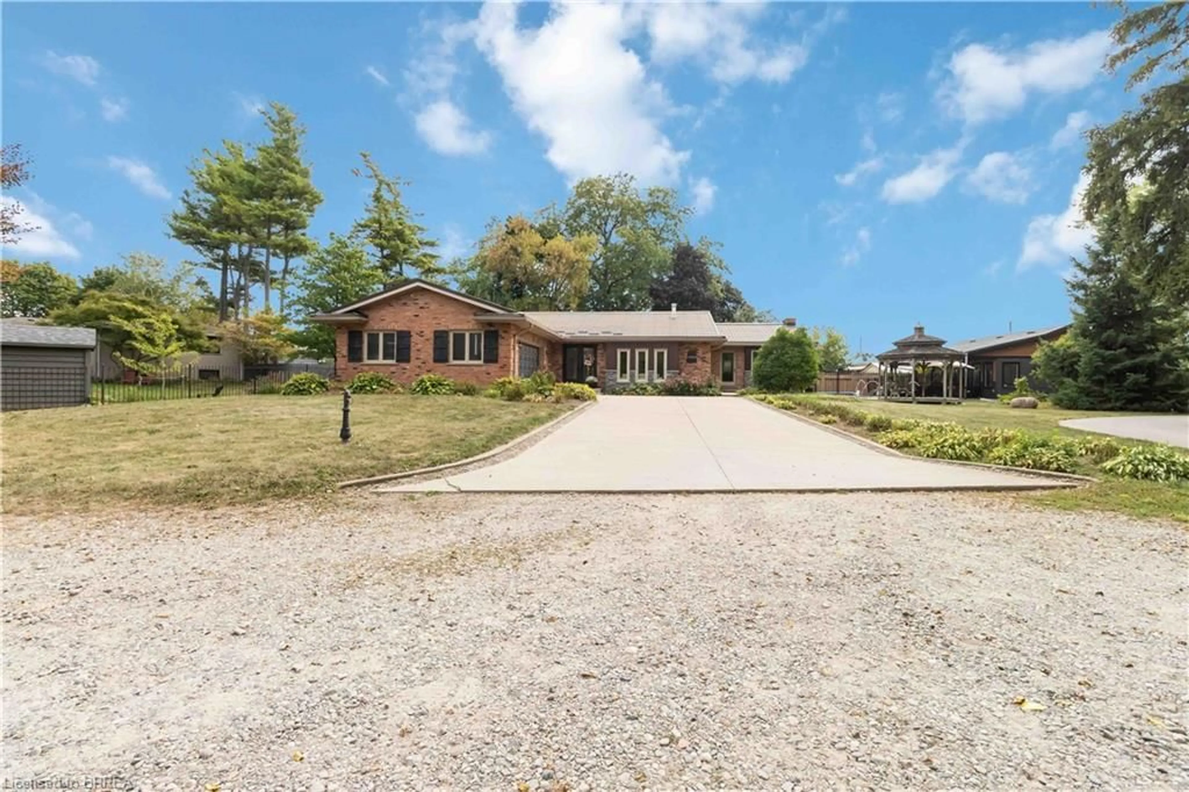 A pic from outside/outdoor area/front of a property/back of a property/a pic from drone, street for 232 Paris Rd, Brantford Ontario N3R 1J4
