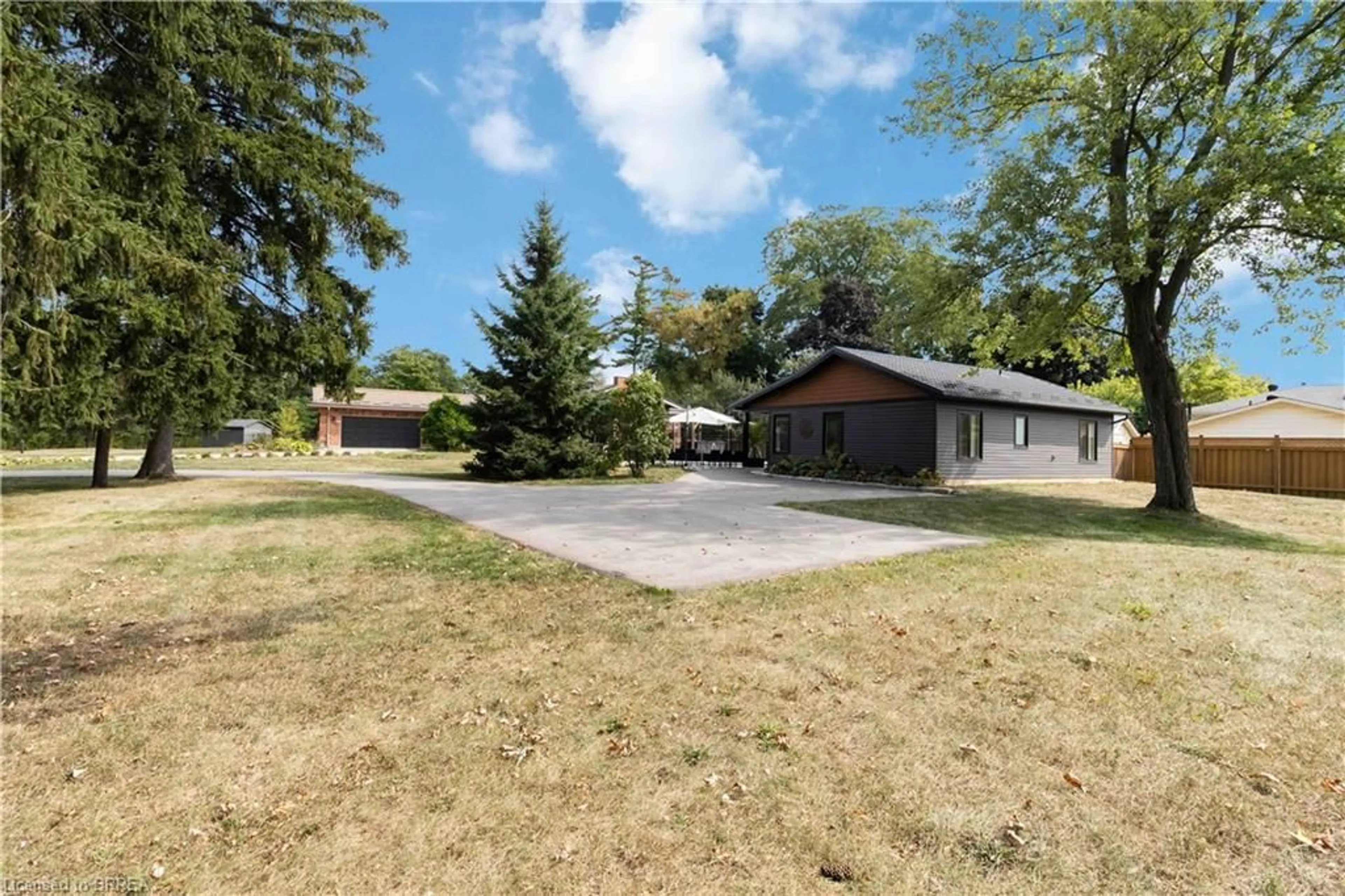 A pic from outside/outdoor area/front of a property/back of a property/a pic from drone, street for 232 Paris Rd, Brantford Ontario N3R 1J4