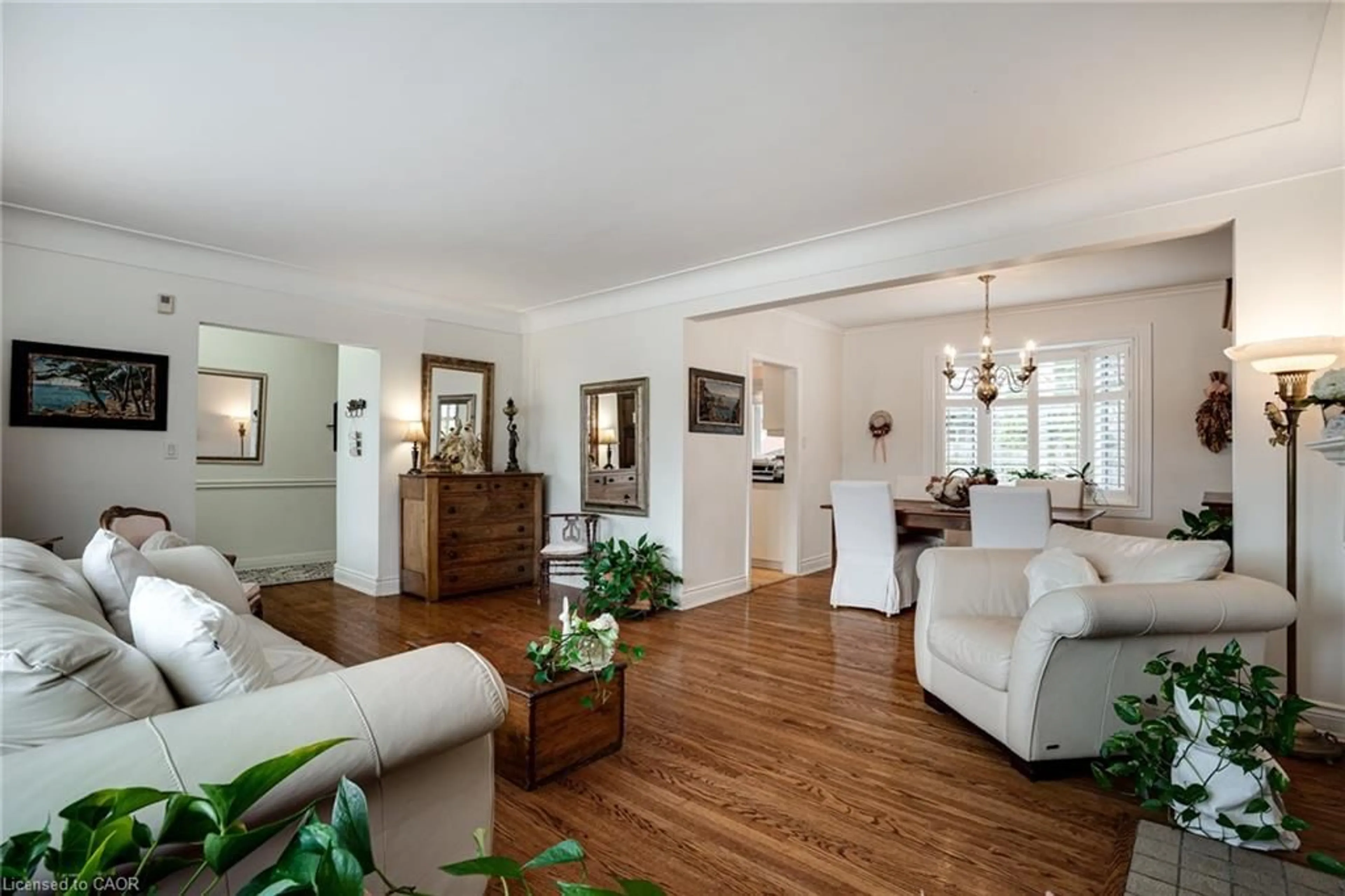 Living room with furniture, unknown for 50 Edgewood Ave, Hamilton Ontario L8T 1K1