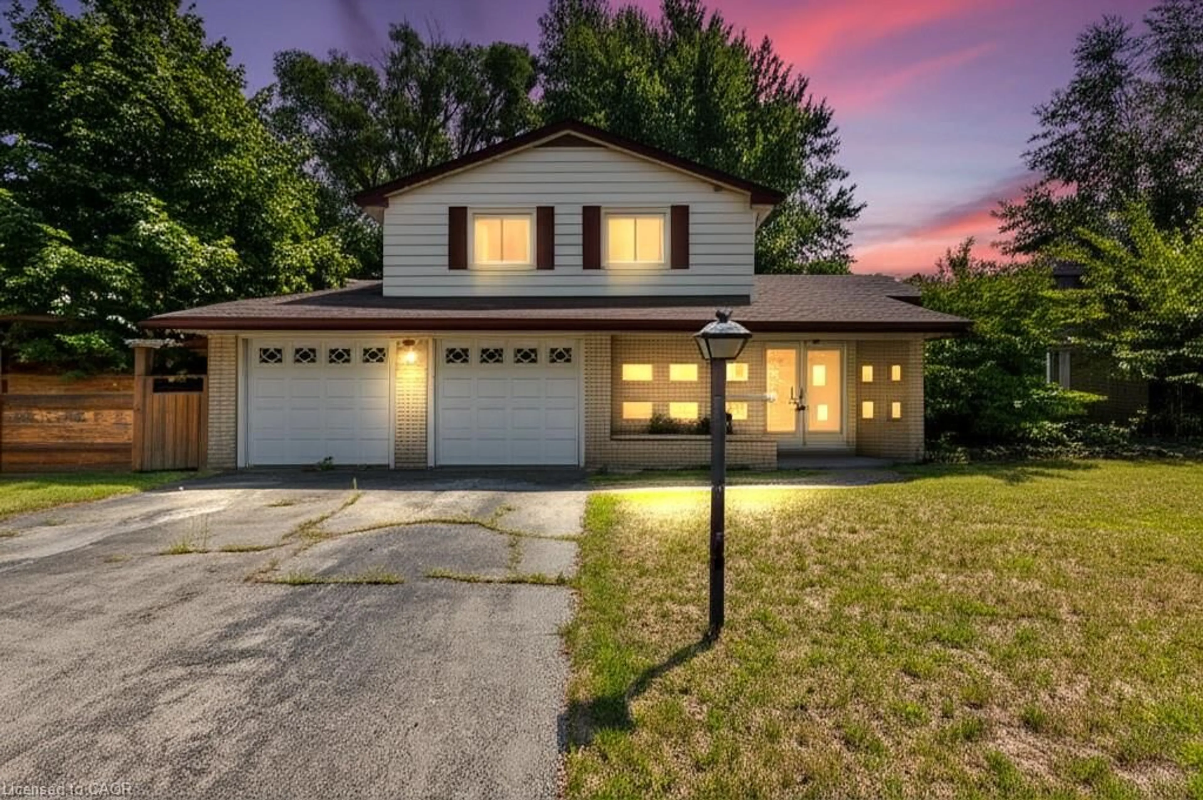 Home with vinyl exterior material, street for 3050 Woodward Ave, Burlington Ontario L7N 2M2