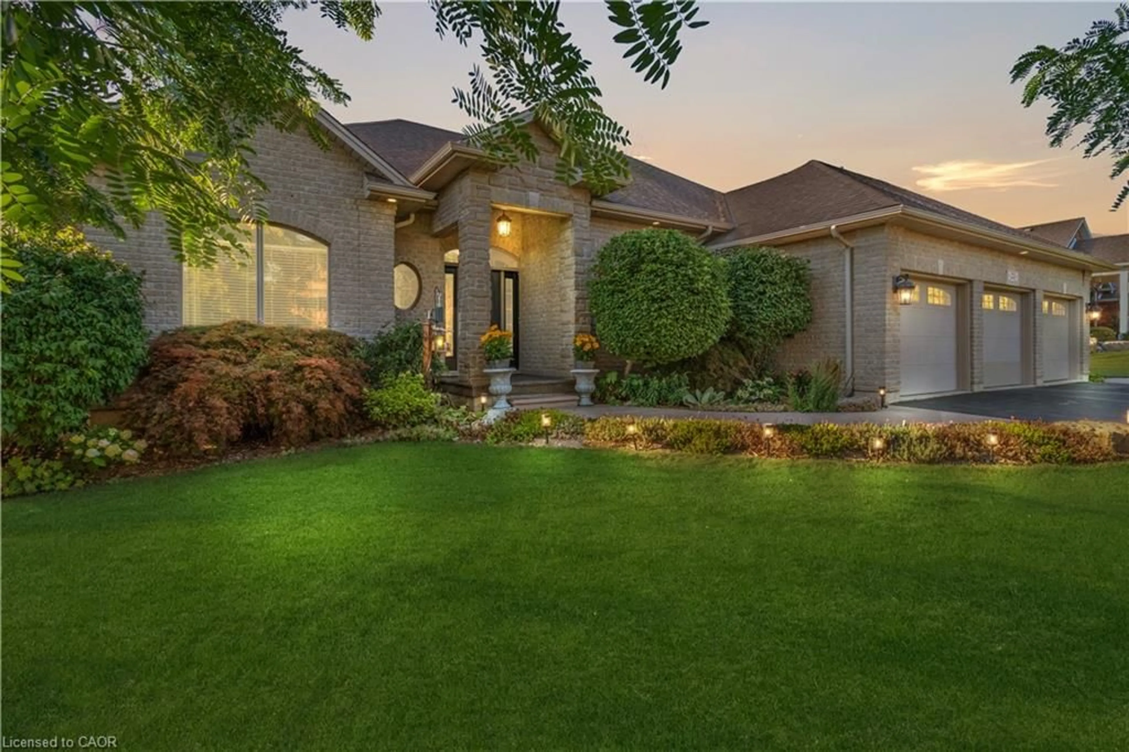 Home with vinyl exterior material, street for 21 Farrow Rd, Brantford Ontario N3T 5L7