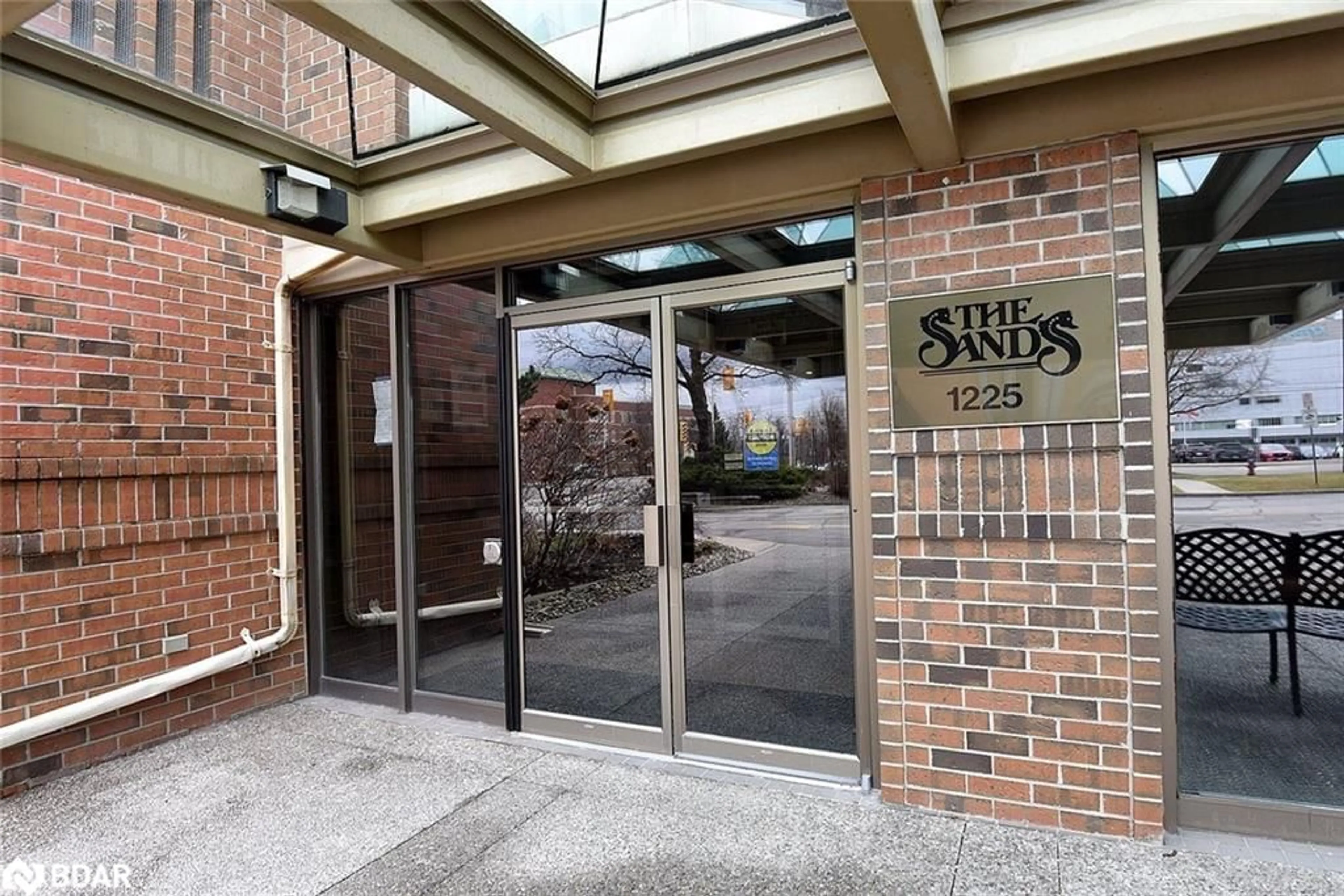 Indoor foyer for 1225 North Shore Blvd #404, Burlington Ontario L7S 1Z6