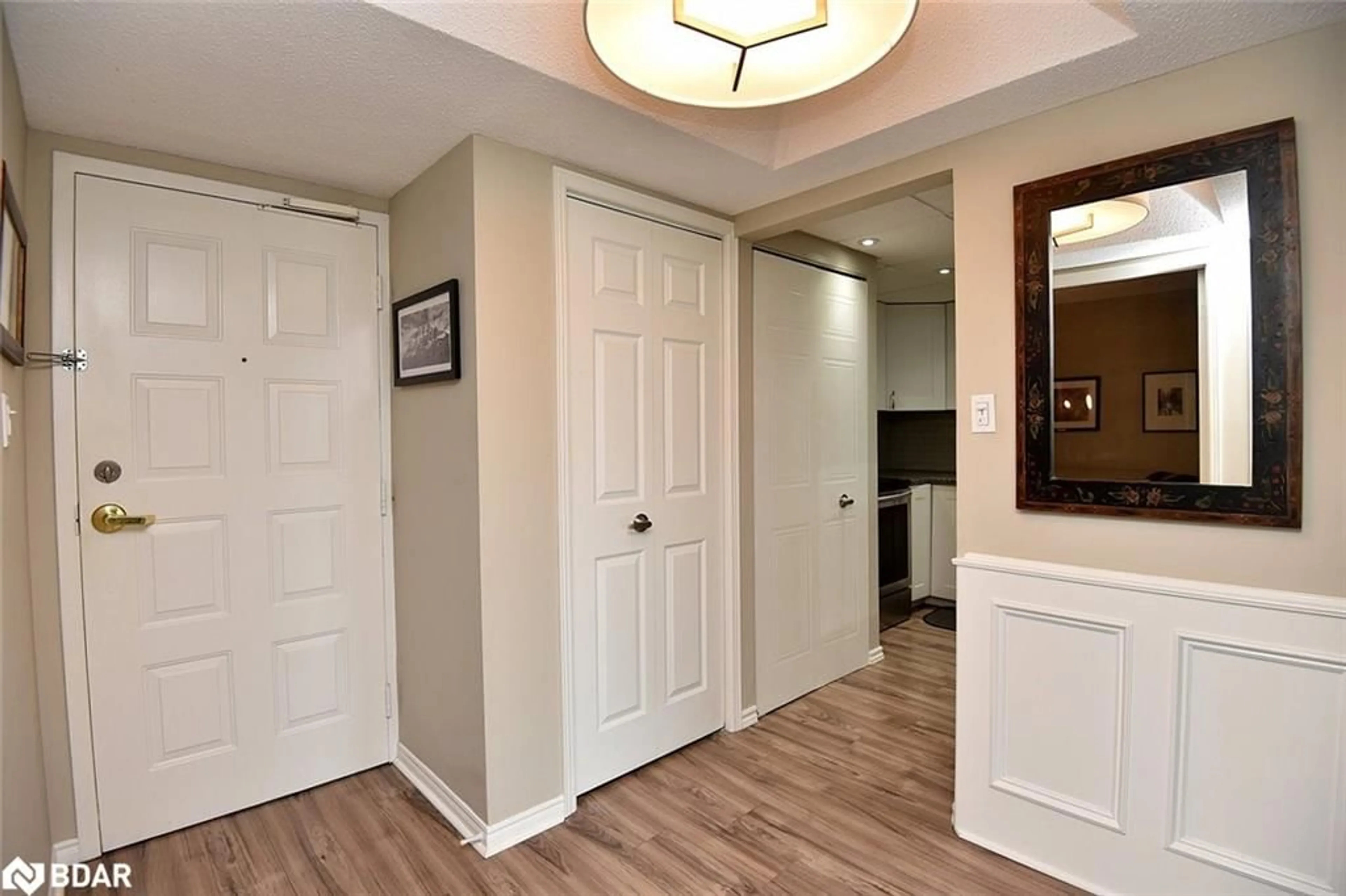 Indoor entryway for 1225 North Shore Blvd #404, Burlington Ontario L7S 1Z6