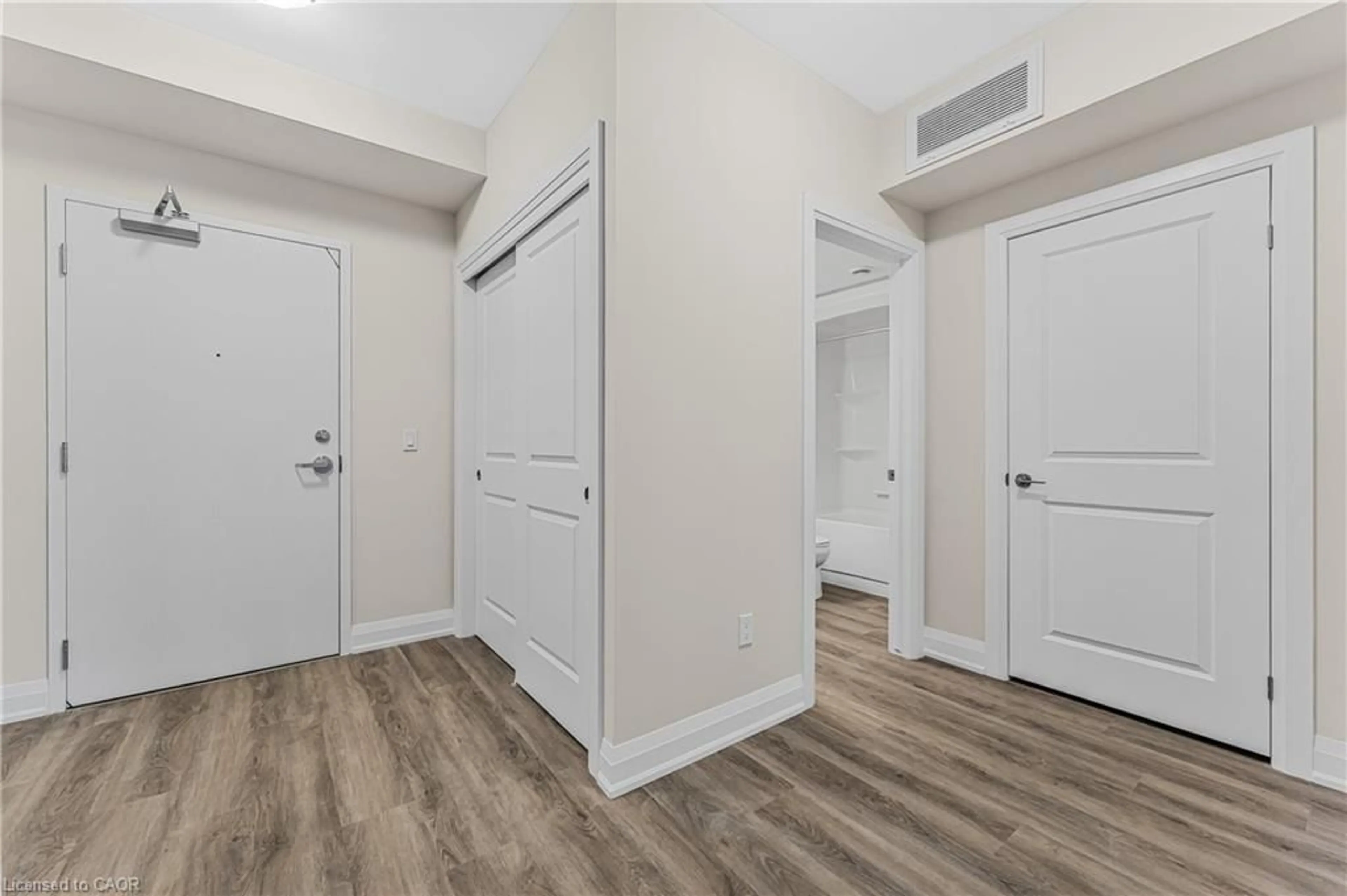Indoor entryway for 118 Summersides Blvd #303, Fonthill Ontario L0E 1E1