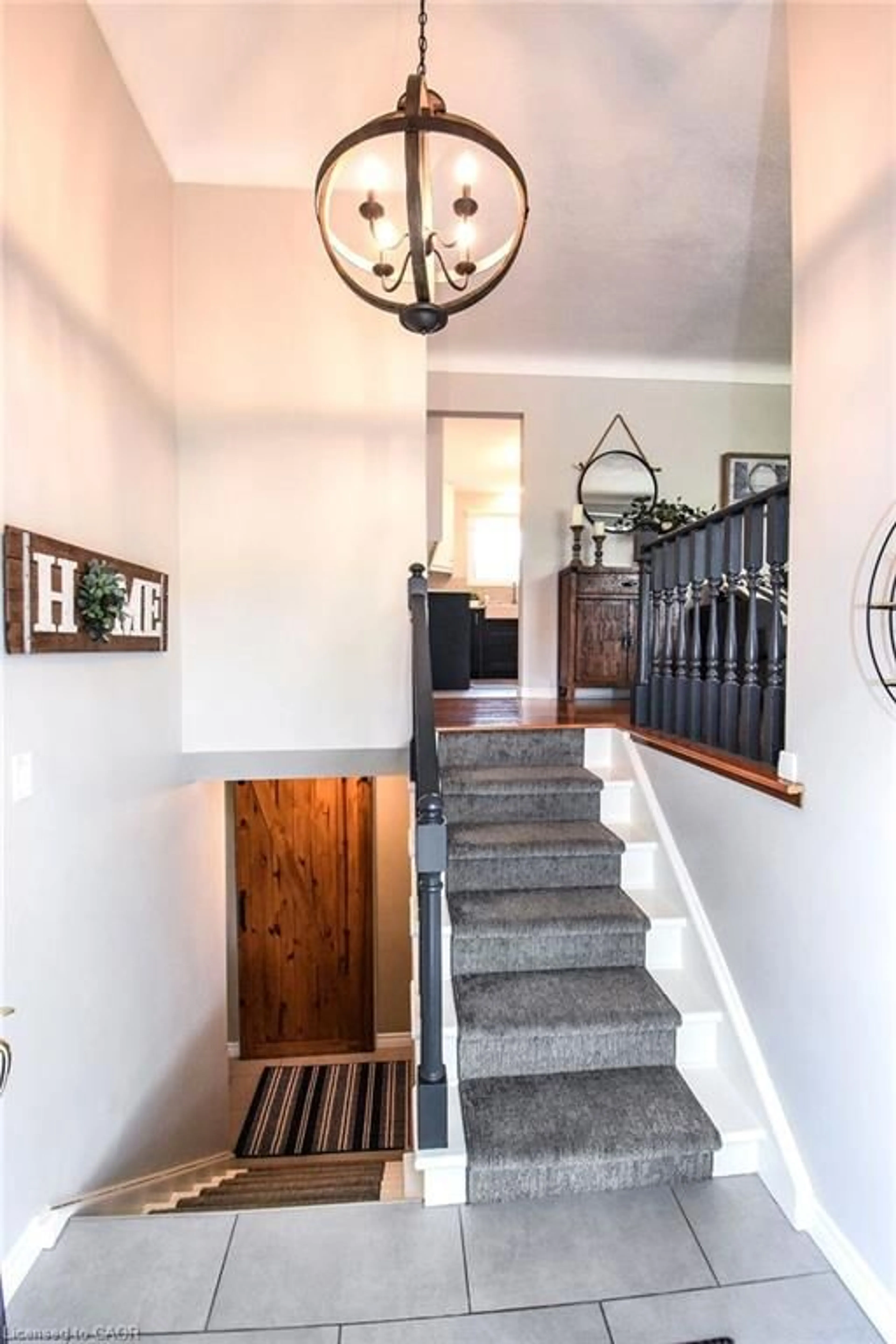 Indoor entryway for 4 Belair Dr, Port Dalhousie Ontario L2N 6W5
