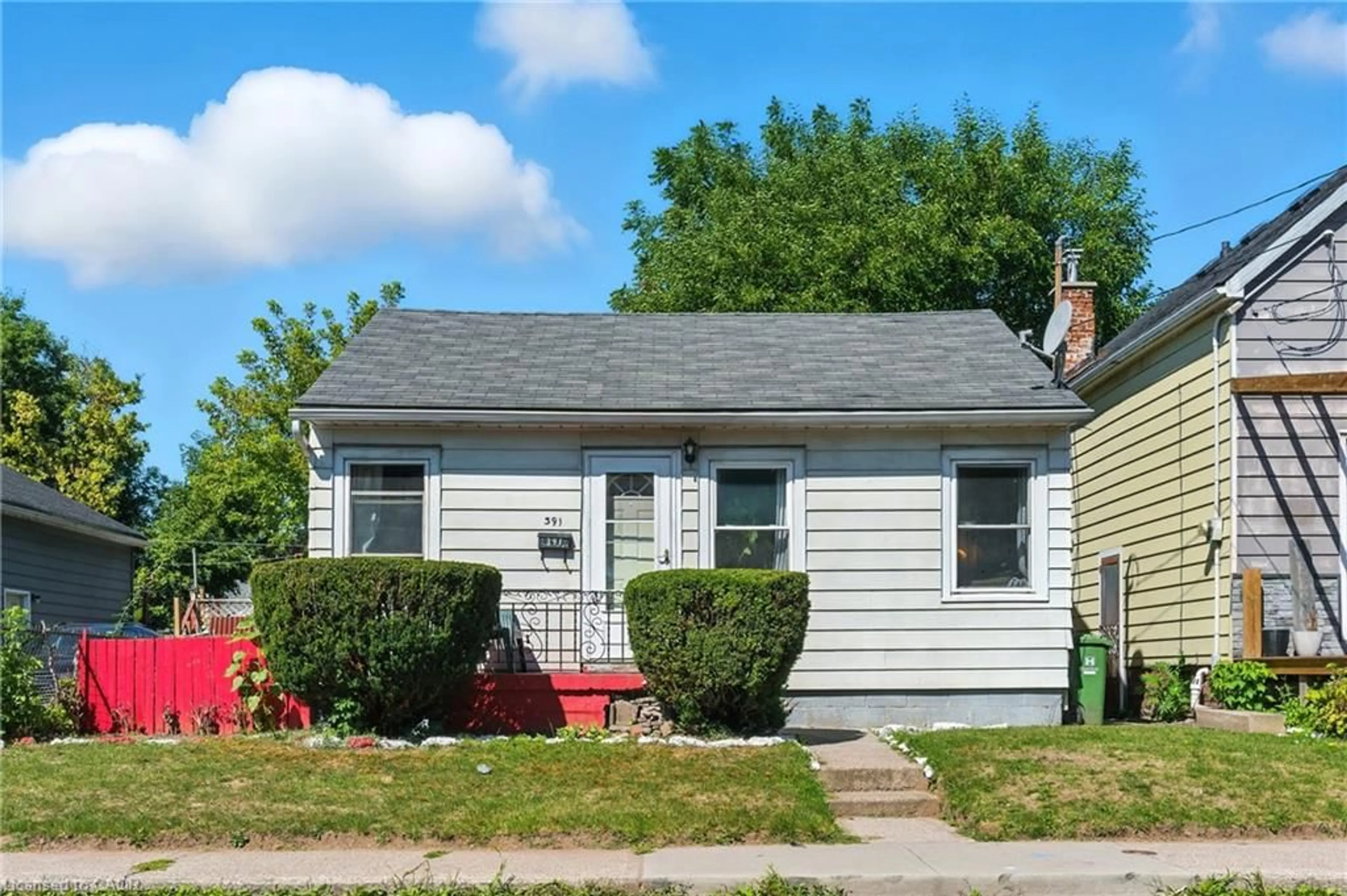 Home with vinyl exterior material, street for 391 Fairfield Ave, Hamilton Ontario L8H 5J1