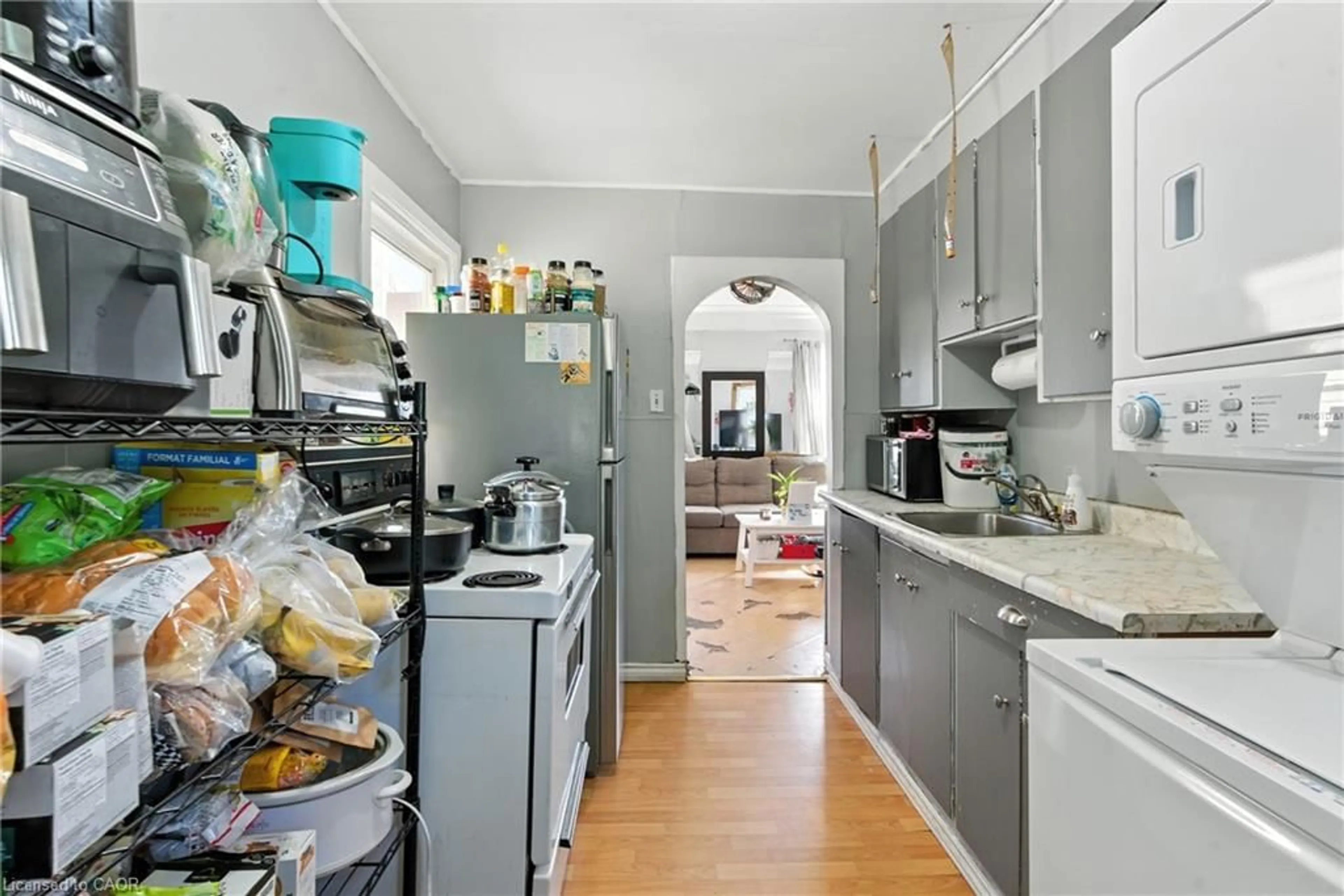 Standard kitchen, unknown for 391 Fairfield Ave, Hamilton Ontario L8H 5J1