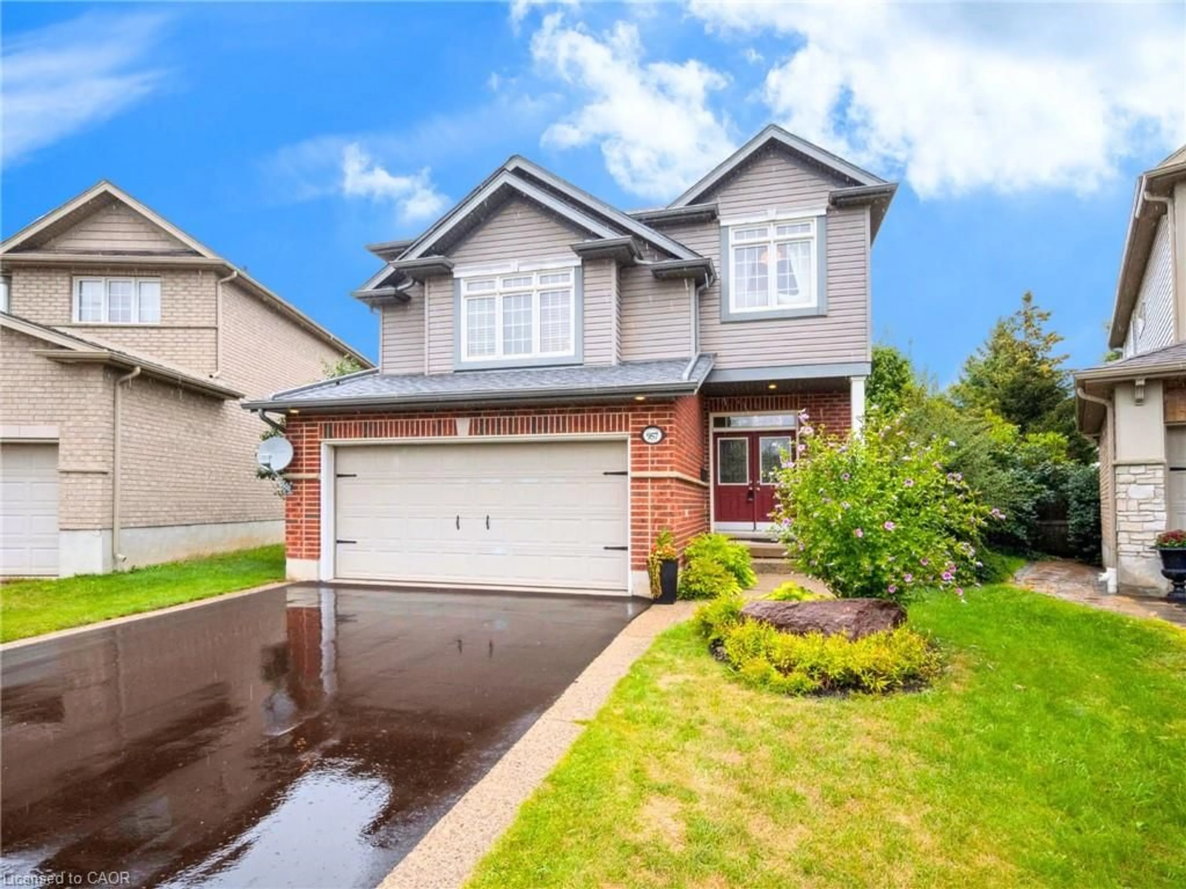 Home with vinyl exterior material, street for 957 Banffshire Crt, Kitchener Ontario N2R 1W8