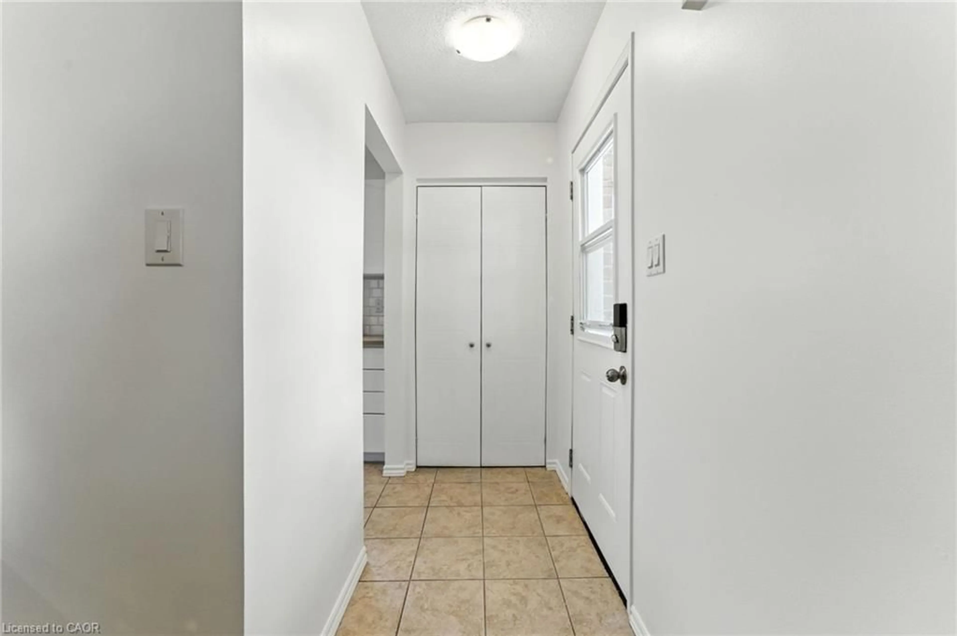 Indoor entryway for 16 Ivy Cres, Paris Ontario N3L 4A9