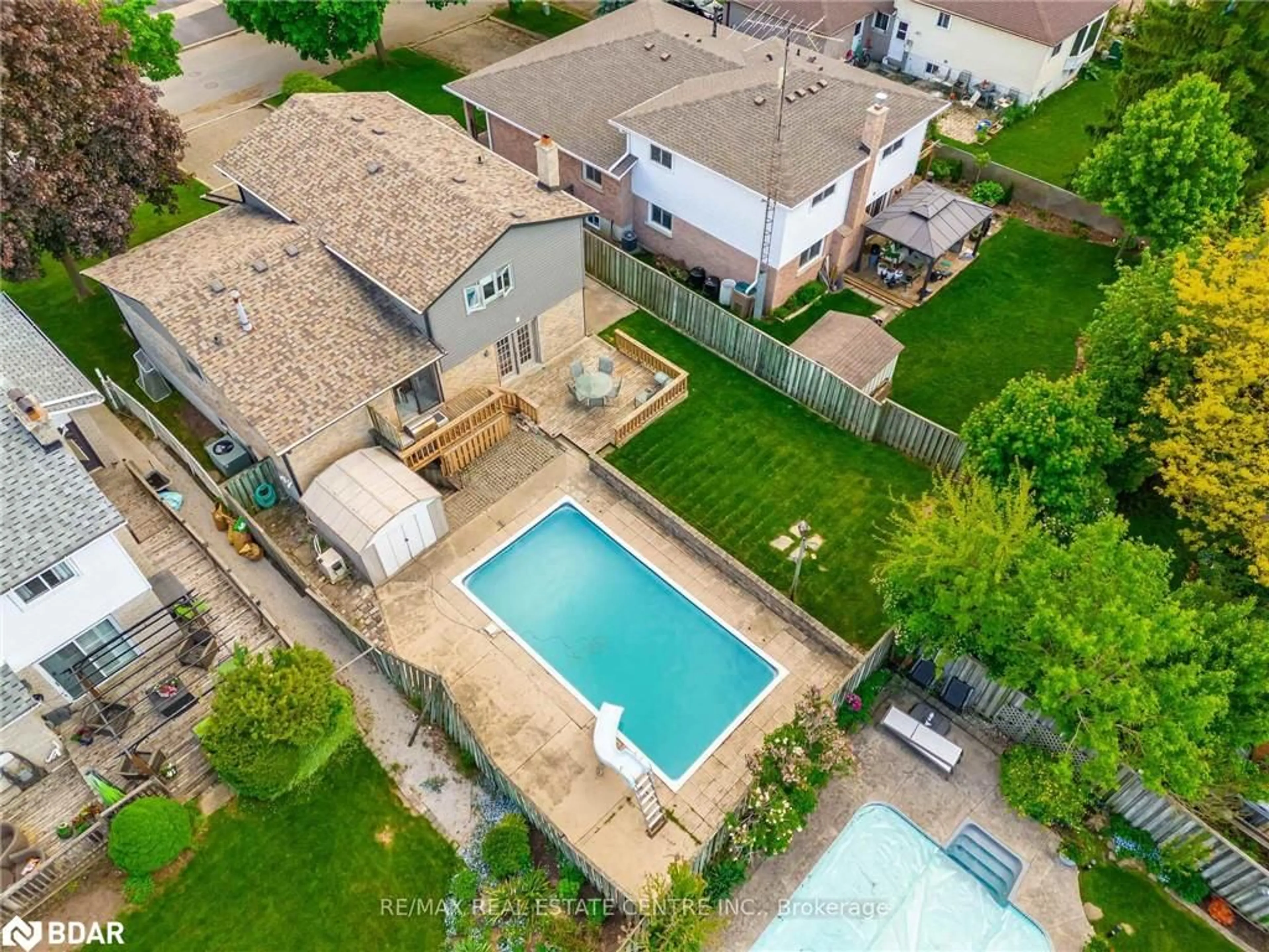 A pic from outside/outdoor area/front of a property/back of a property/a pic from drone, street for 583 Moorelands Cres, Milton Ontario L9T 4B3