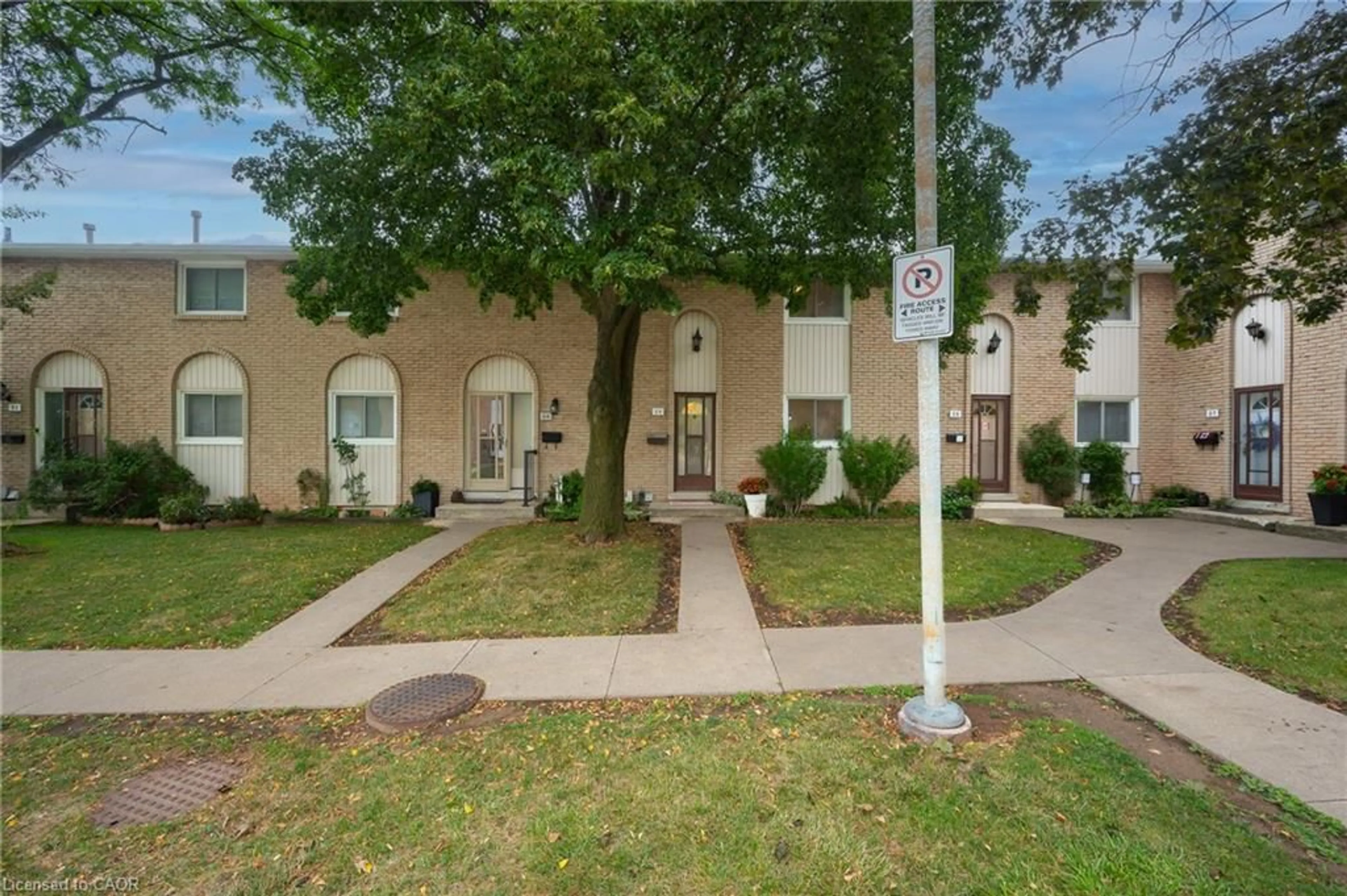 Patio, street for 151 Gateshead Cres #29, Stoney Creek Ontario L8G 3W1