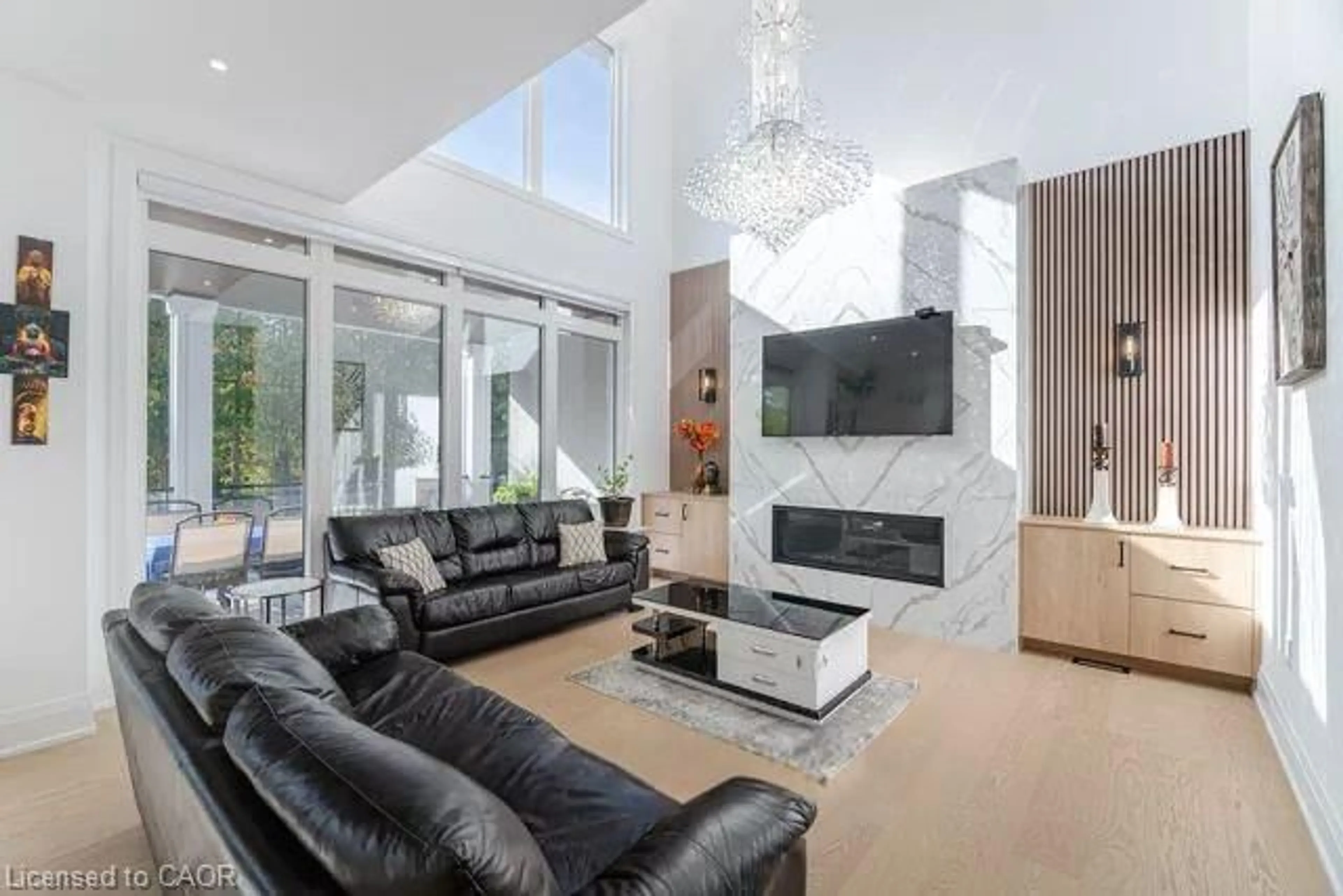 Living room with furniture, unknown for 428 Third Line, Oakville Ontario L6L 4A5