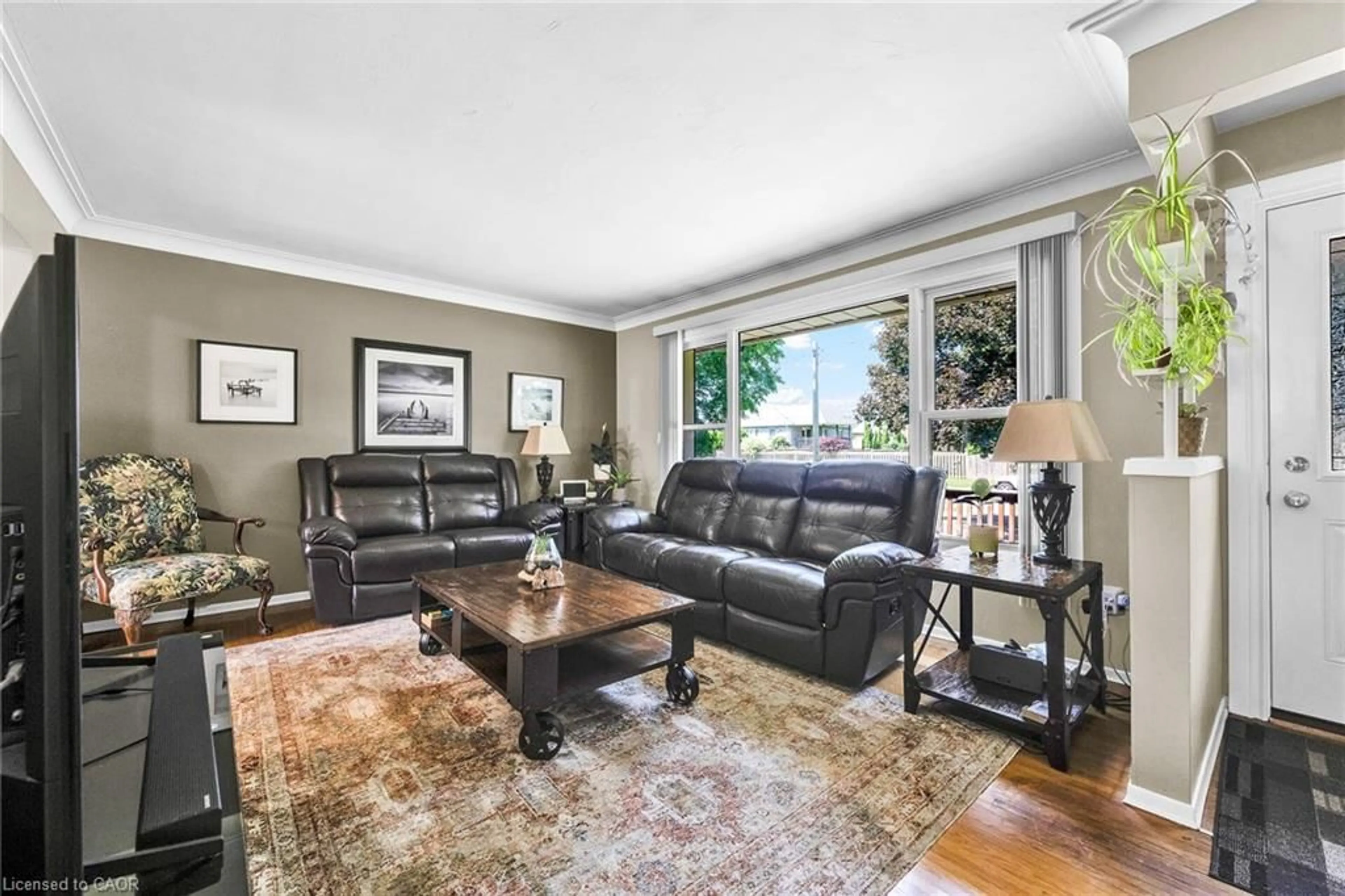 Living room with furniture, unknown for 83 Oak Ave, Paris Ontario N3L 3C9