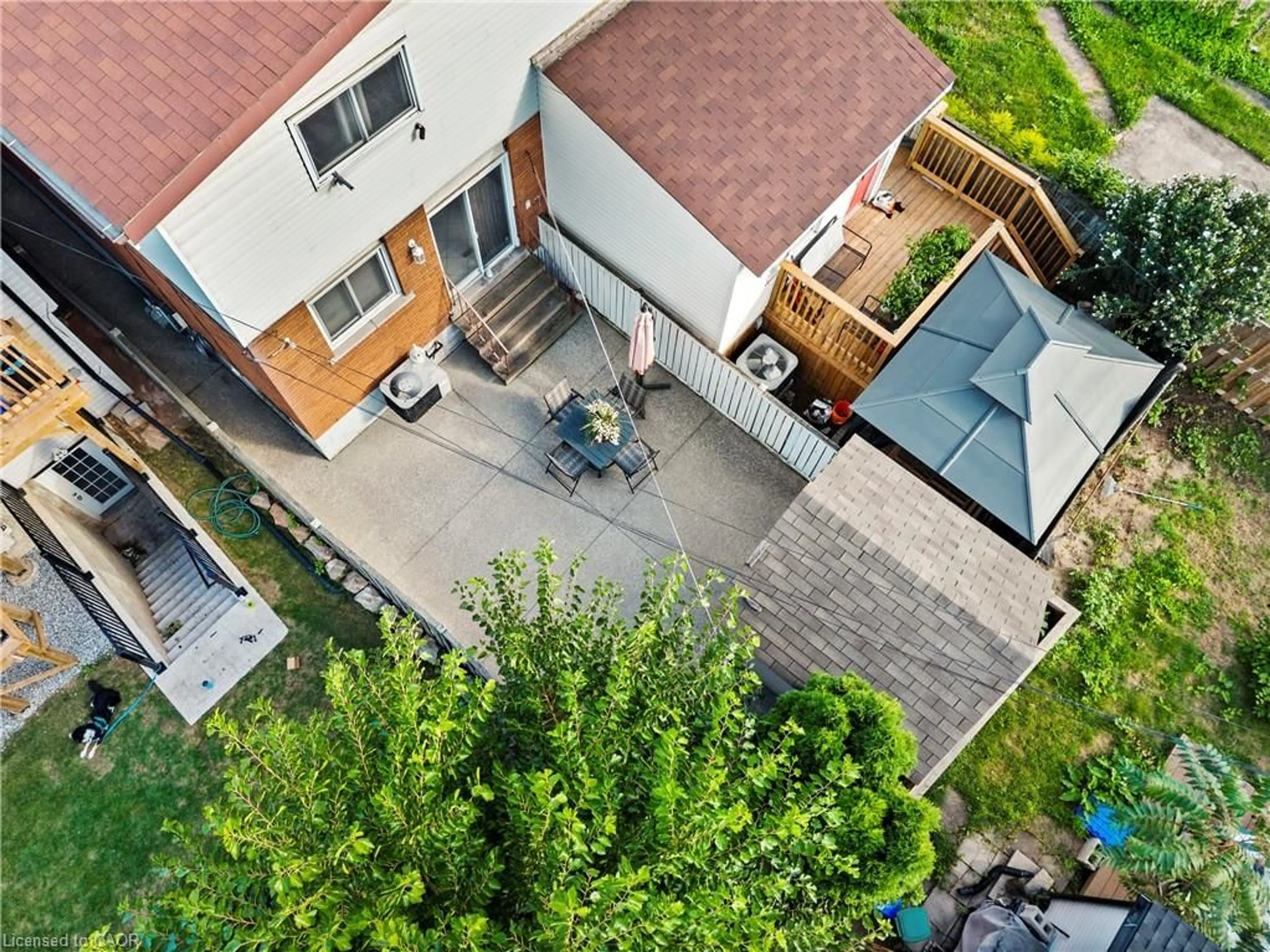 A pic from outside/outdoor area/front of a property/back of a property/a pic from drone, street for 135 West Ave, Hamilton Ontario L8L 5C4