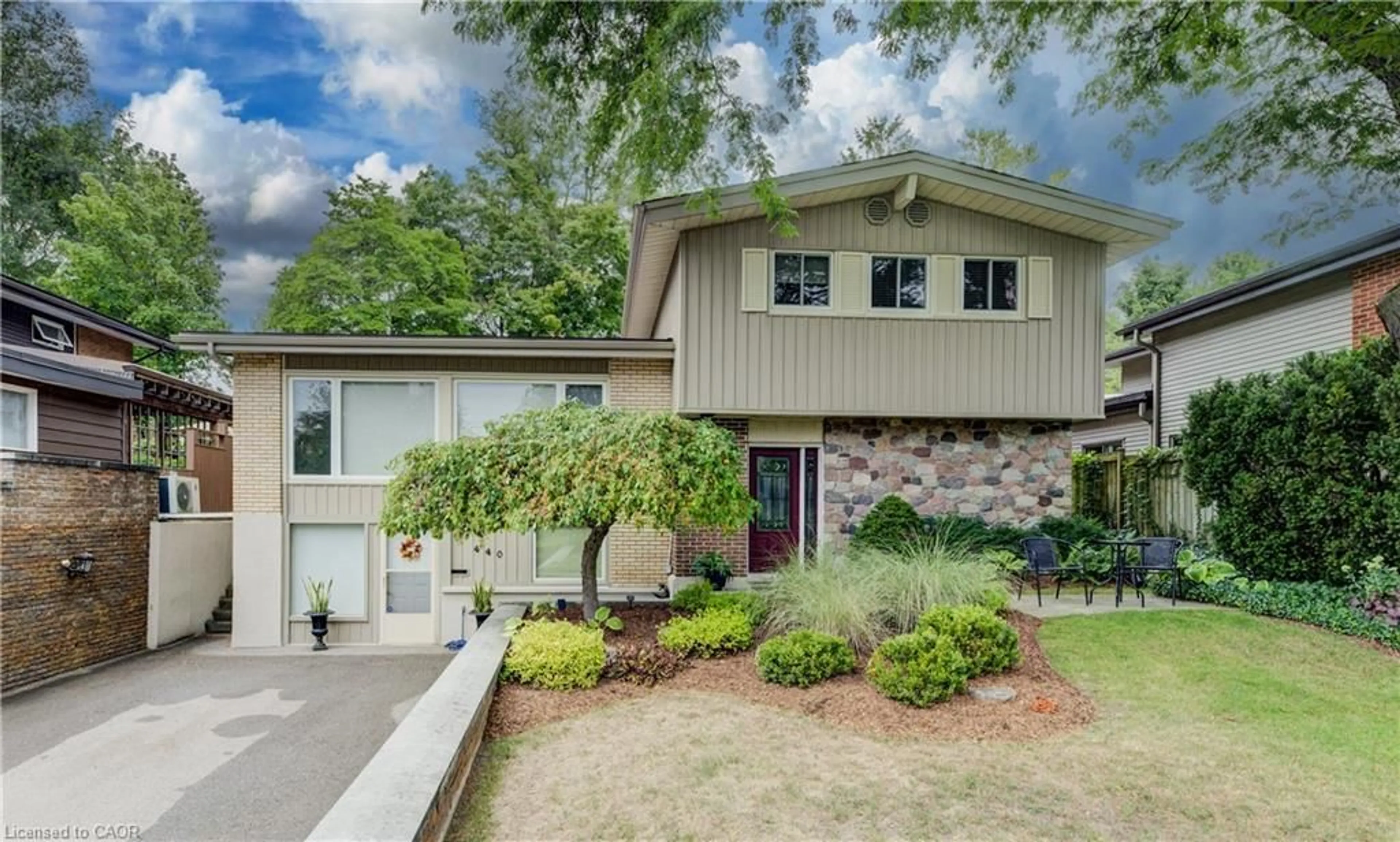 Home with vinyl exterior material, street for 440 Manchester Rd, Kitchener Ontario N2B 1A5