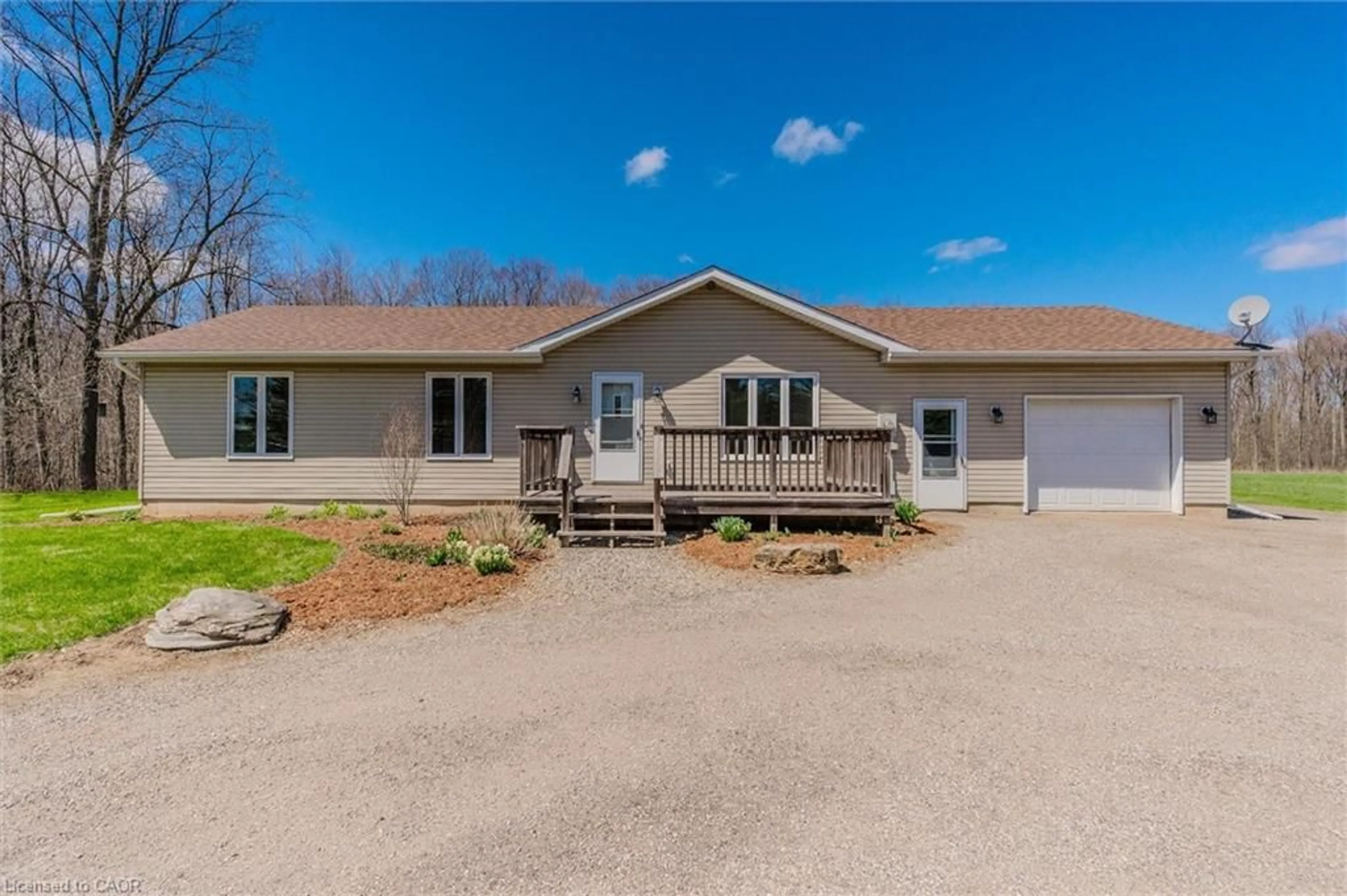 A pic from outside/outdoor area/front of a property/back of a property/a pic from drone, unknown for 2540 Hespeler Rd, Cambridge Ontario N3C 2V3