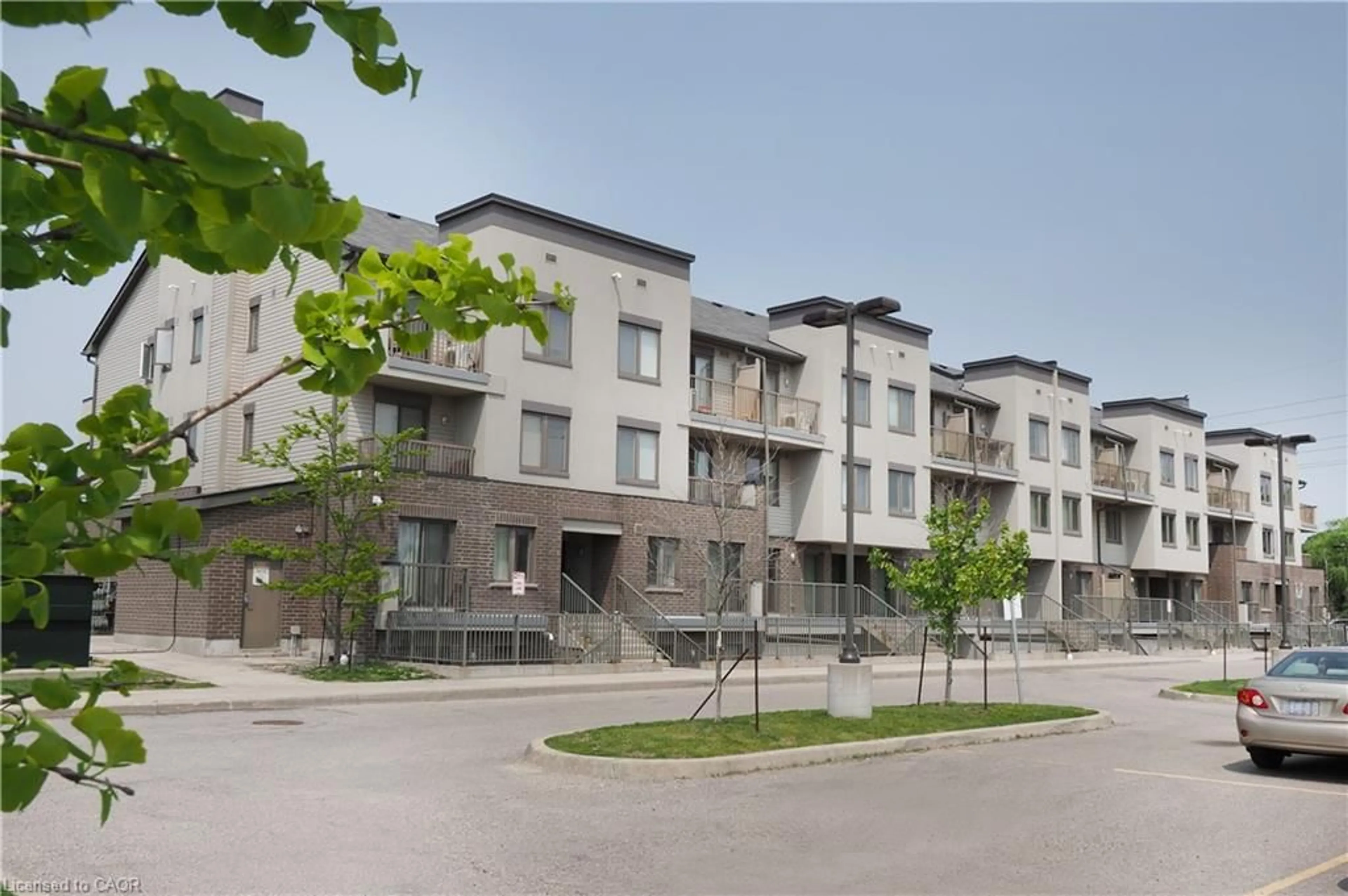 Patio, street for 350 Fisher Mills Rd #18, Cambridge Ontario N3C 0G8