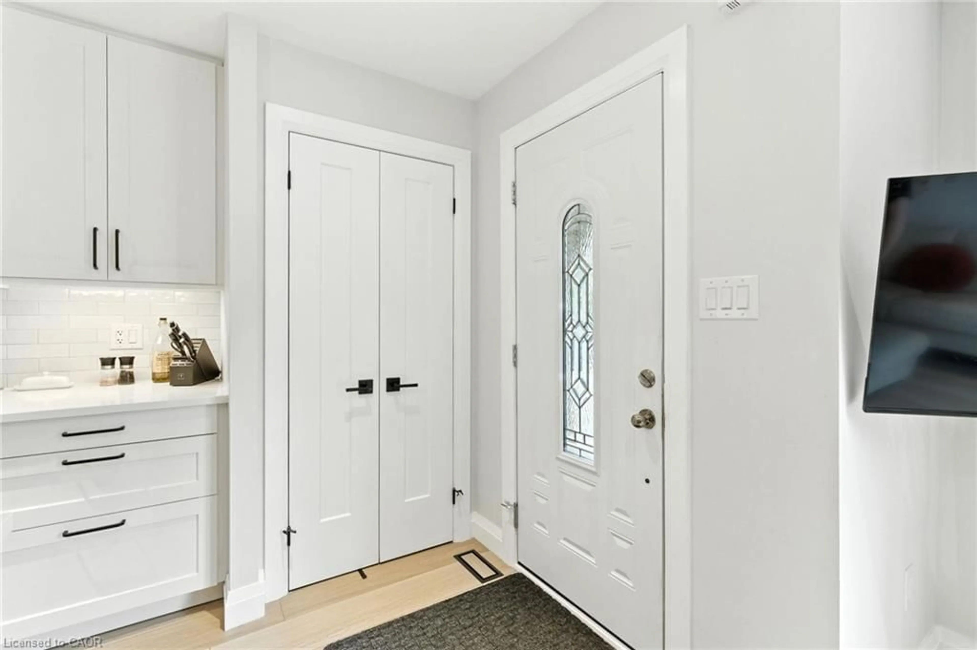 Indoor entryway for 374 Magnolia Dr, Hamilton Ontario L9C 6N7