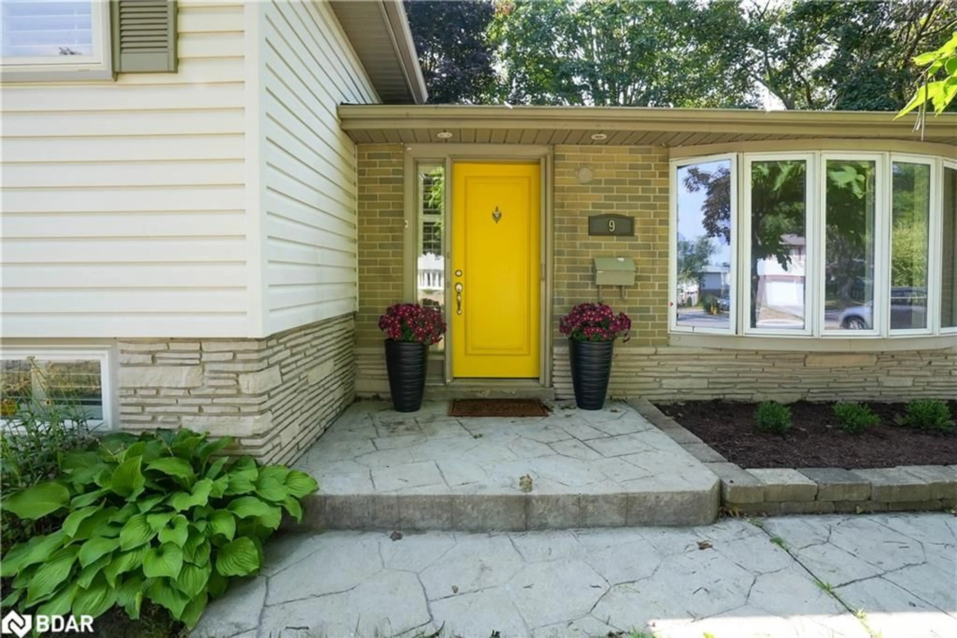 Indoor entryway for 9 Meadowland Ave, Barrie Ontario L4N 2Y3