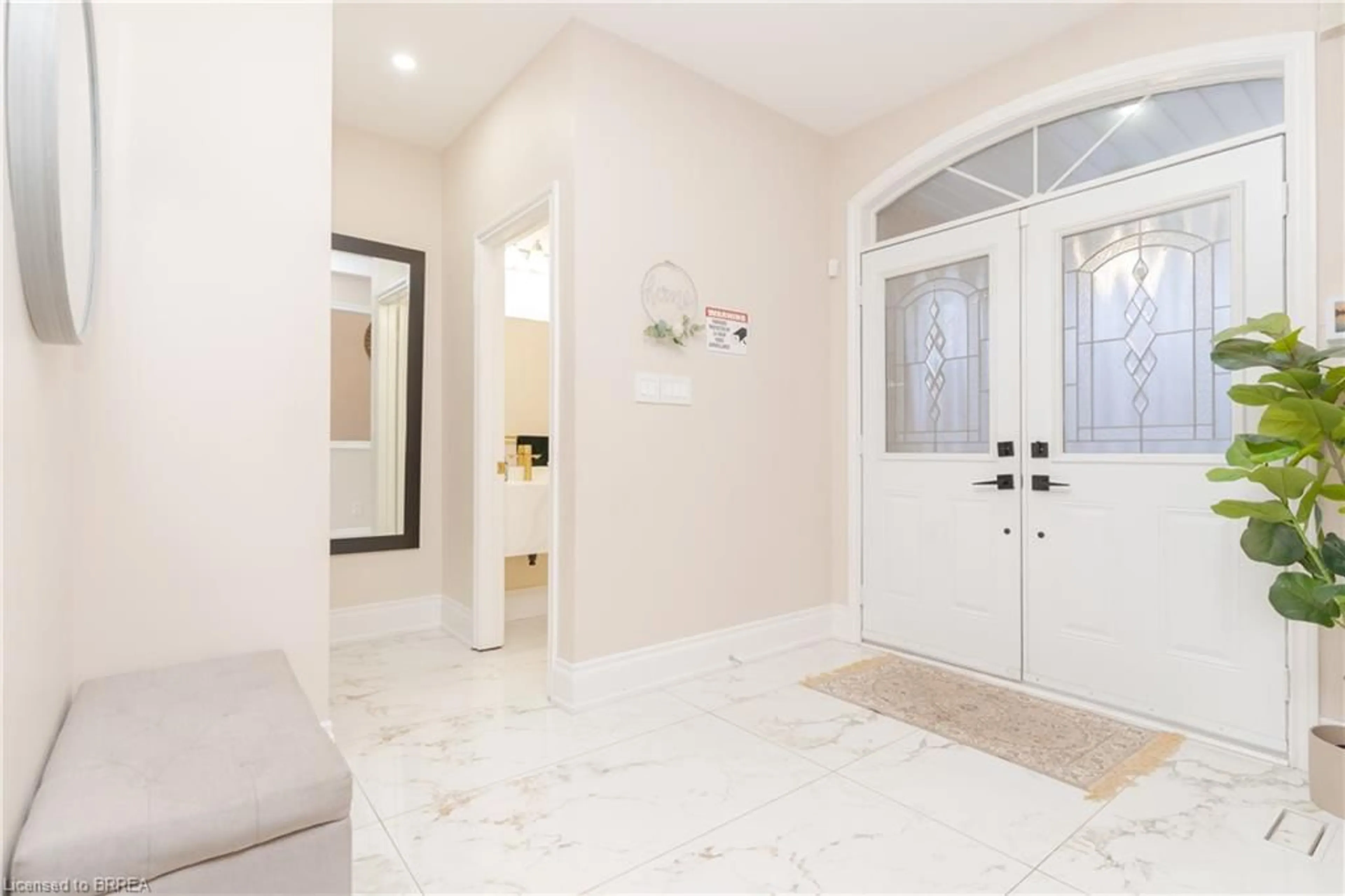 Indoor entryway for 39 Huntspoint Dr, Brampton Ontario L6P 2E9