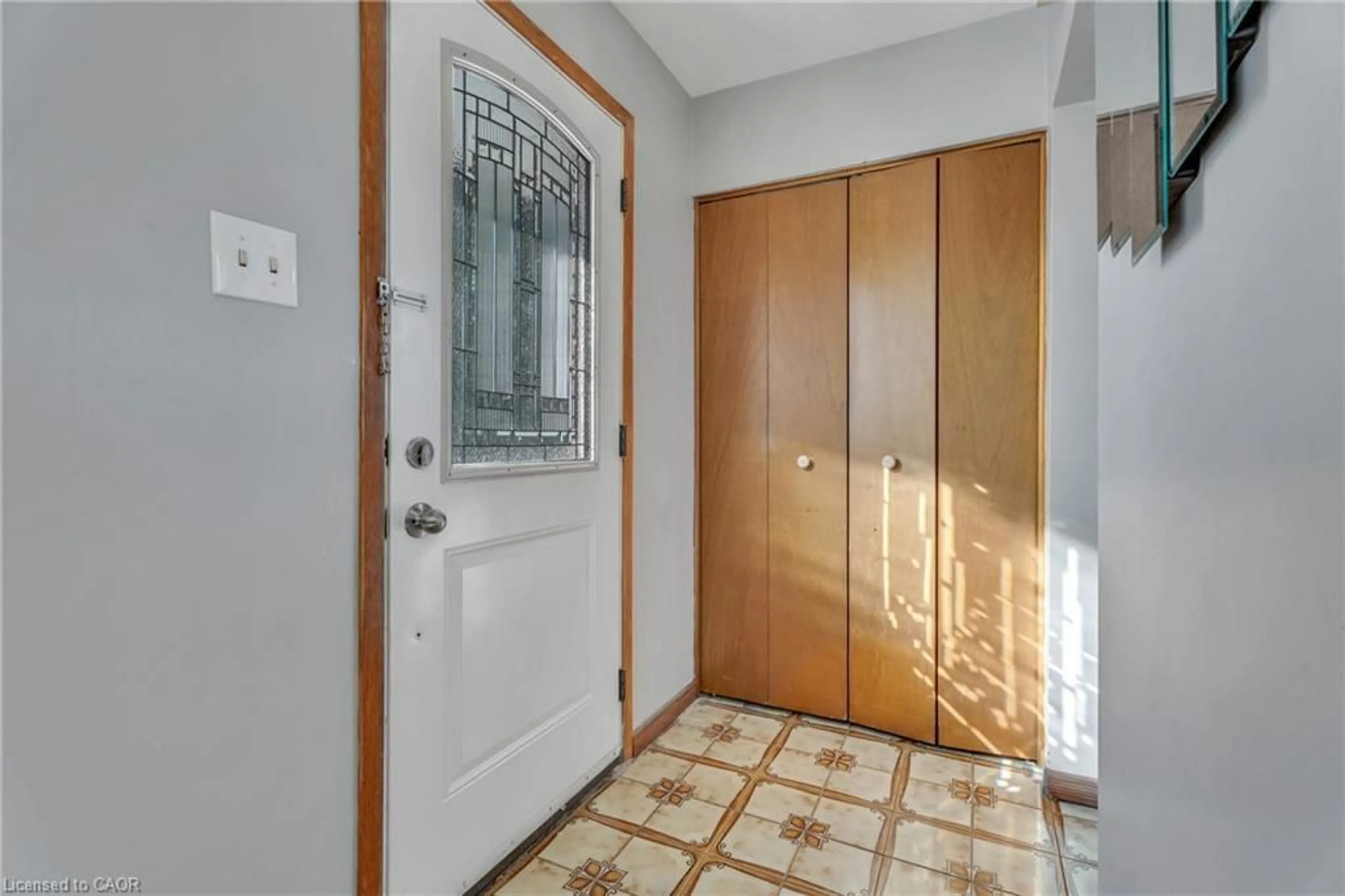 Indoor entryway for 51 Bonaventure Dr, Hamilton Ontario L9C 4P4