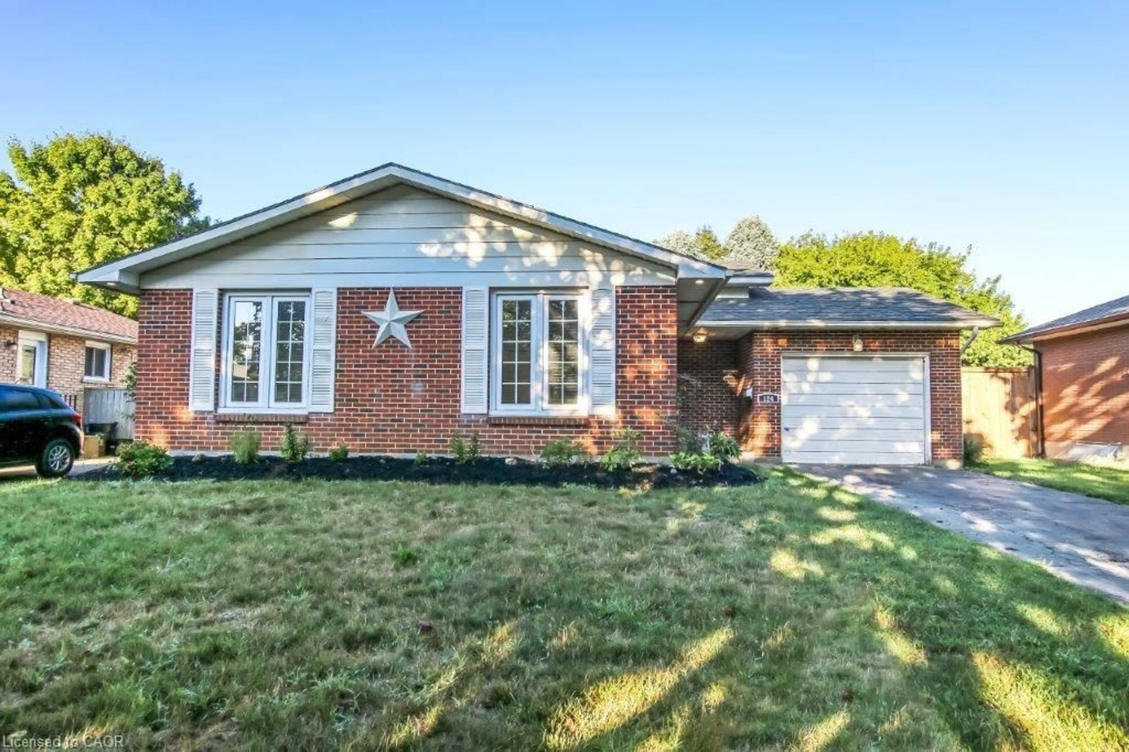 Home with brick exterior material, street for 124 Oak St, Simcoe Ontario N3Y 4S3