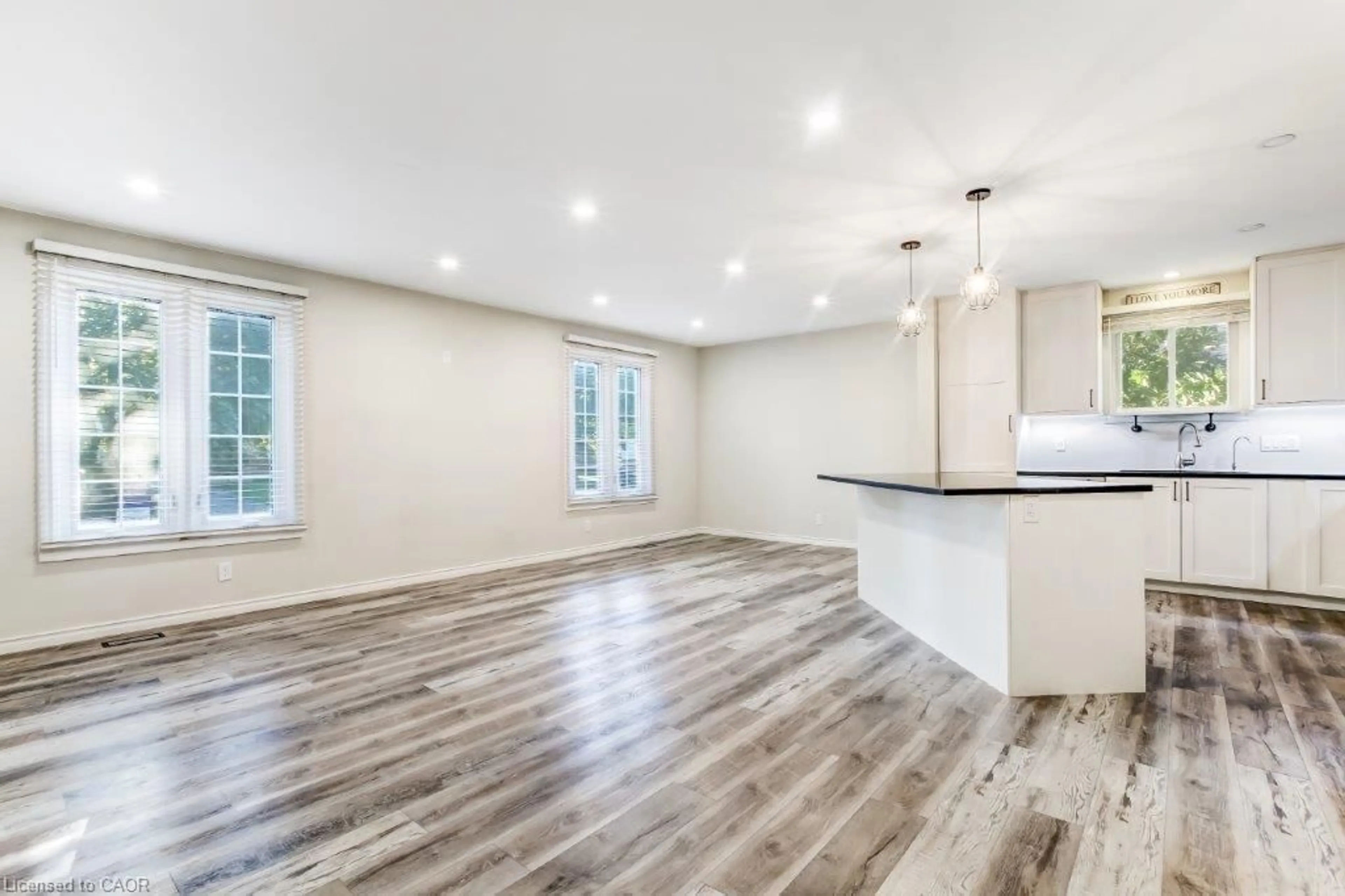 Open concept kitchen, wood/laminate floor for 124 Oak St, Simcoe Ontario N3Y 4S3