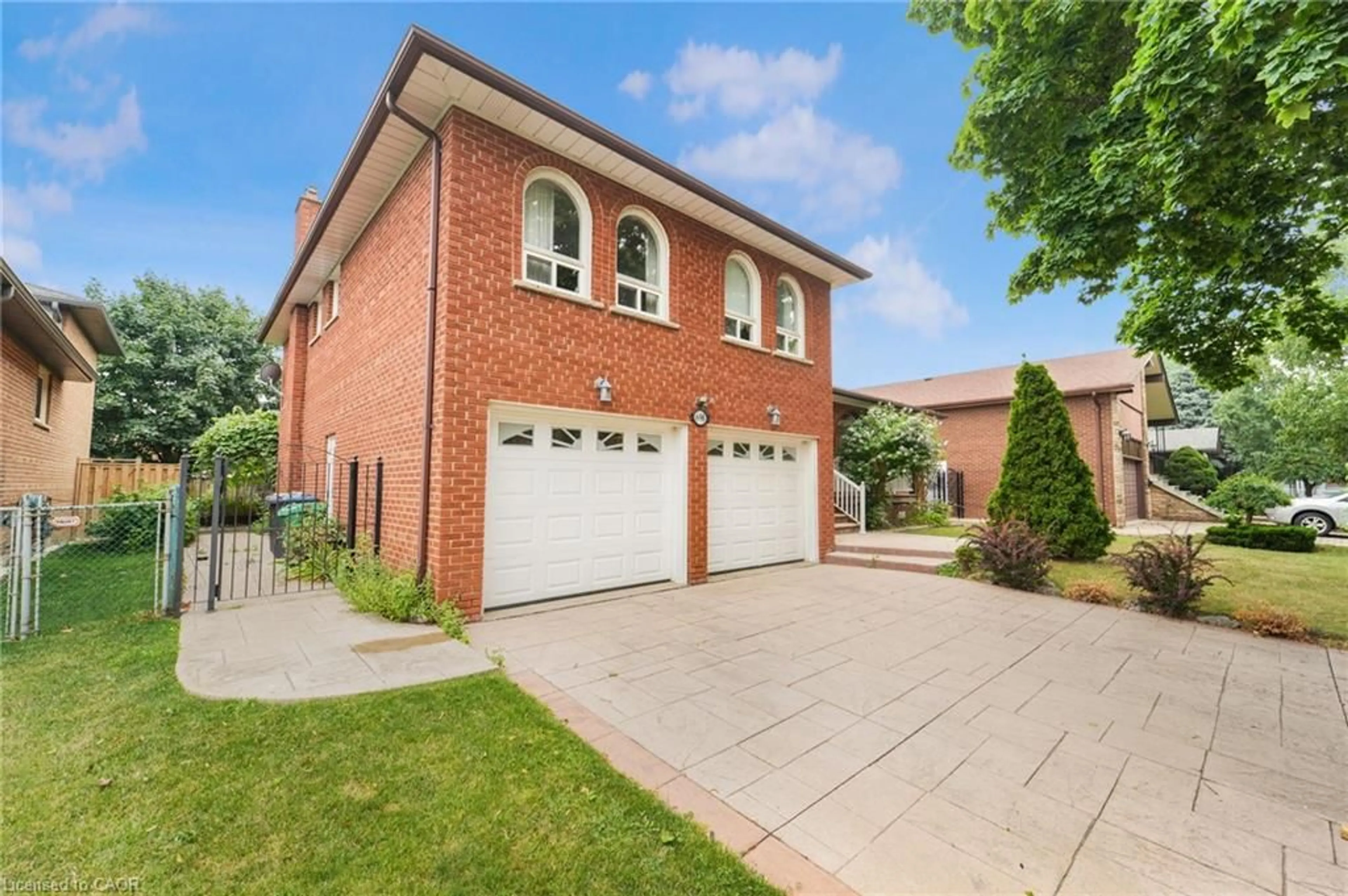 Home with brick exterior material, street for 698 Hillman Cres, Mississauga Ontario L4Y 2H9