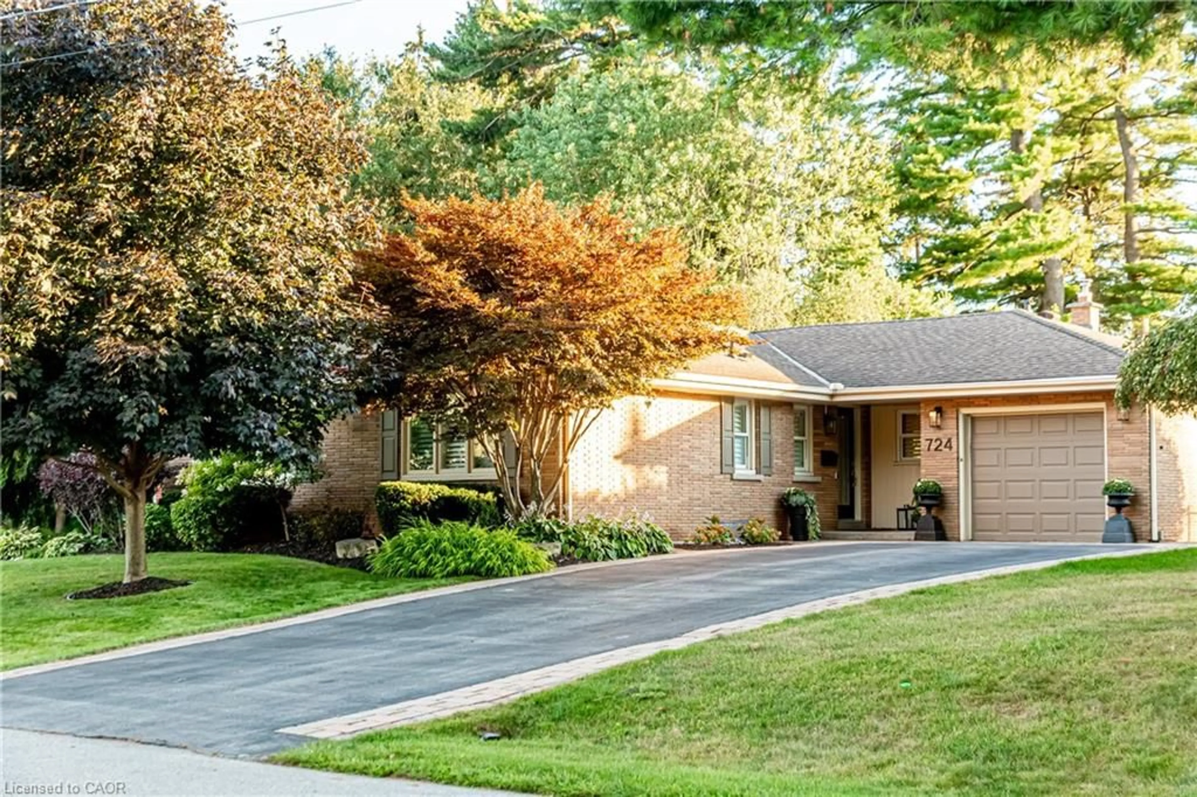 Home with brick exterior material, street for 724 Kingsway Dr, Burlington Ontario L7T 3H4