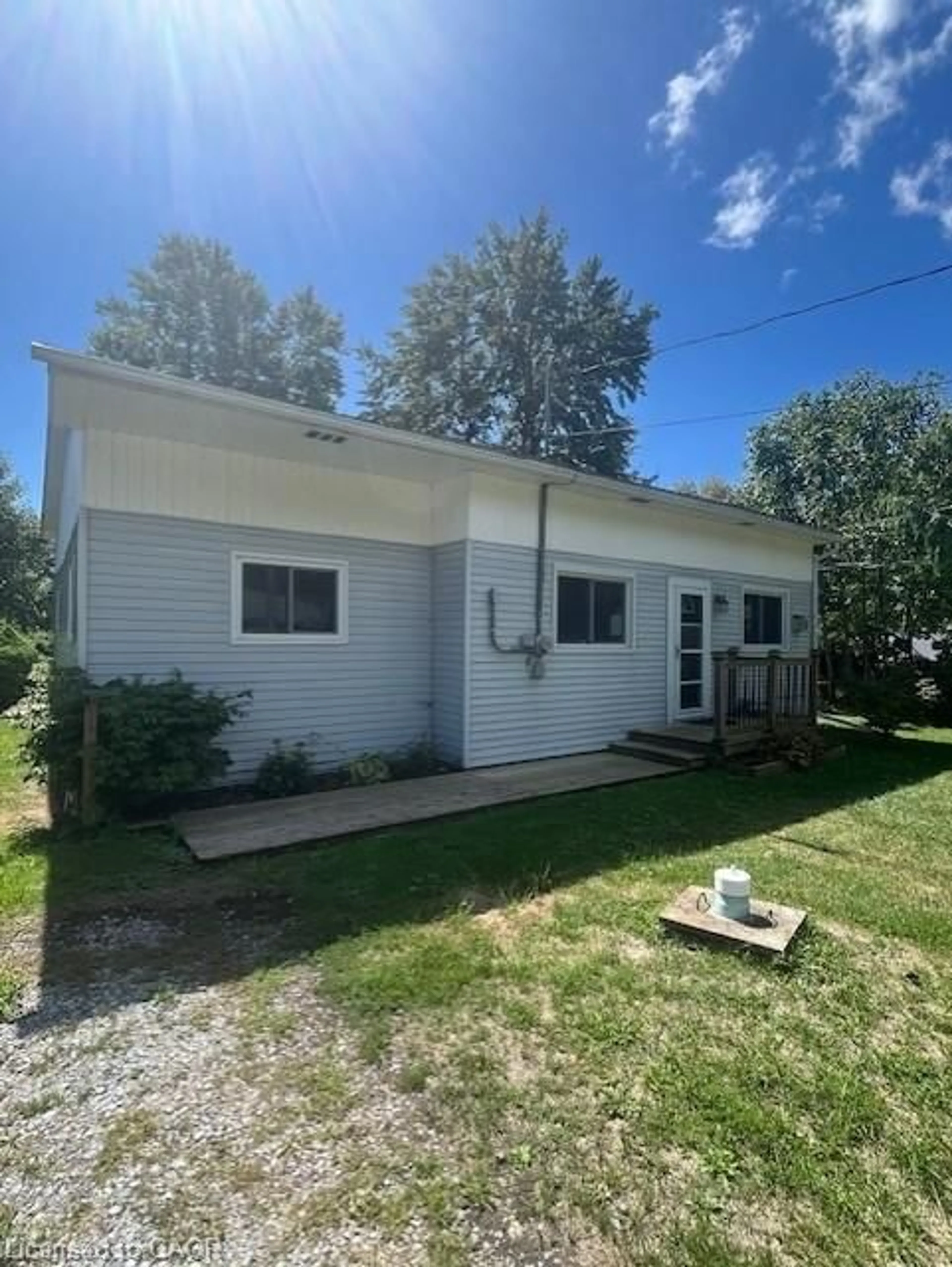 Home with vinyl exterior material, building for 10567 Maplewood Dr, Port Colborne Ontario L3K 5V4